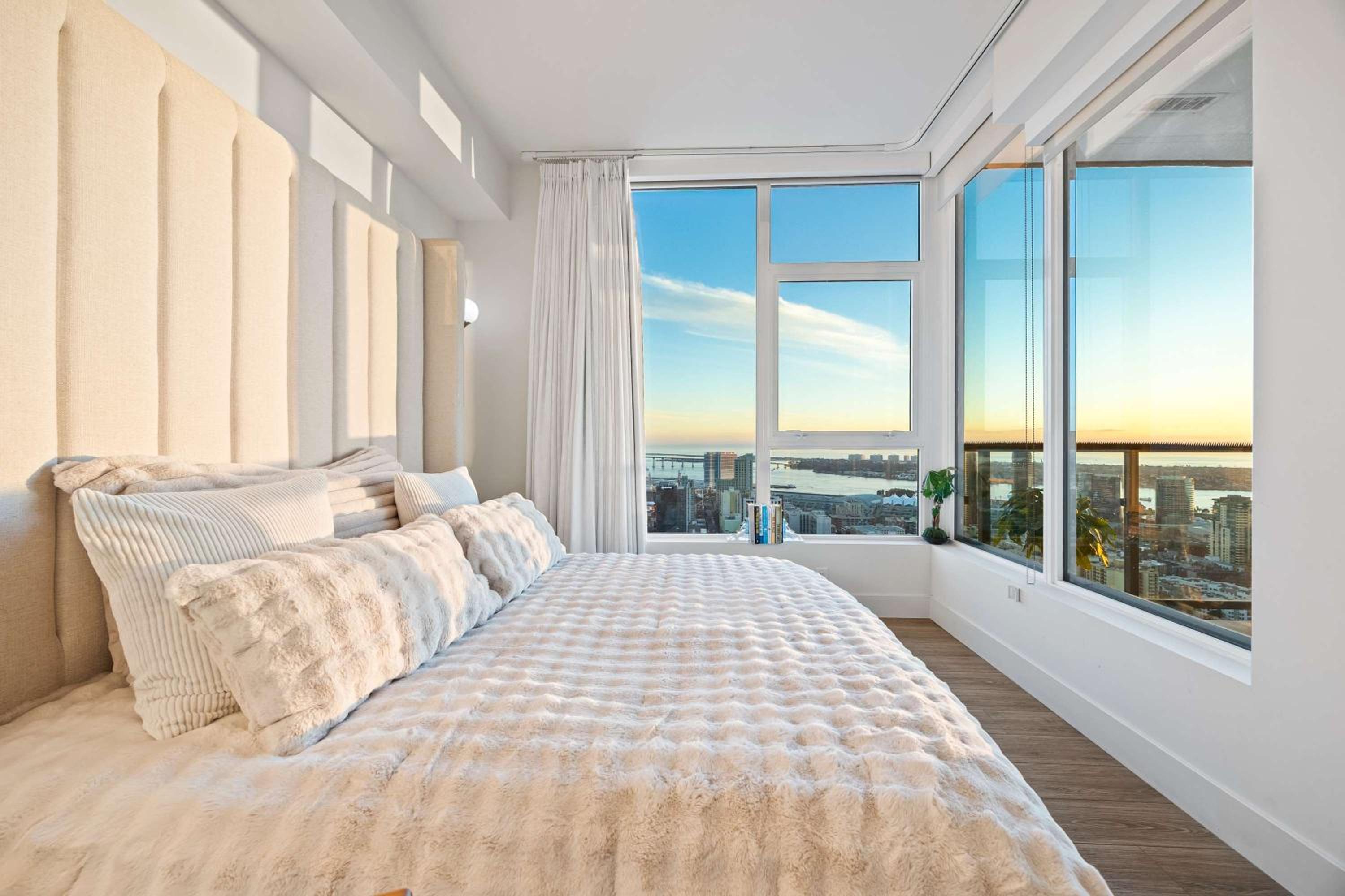 Luxury Penthouse 39th Floor · Ocean & Comic-Con