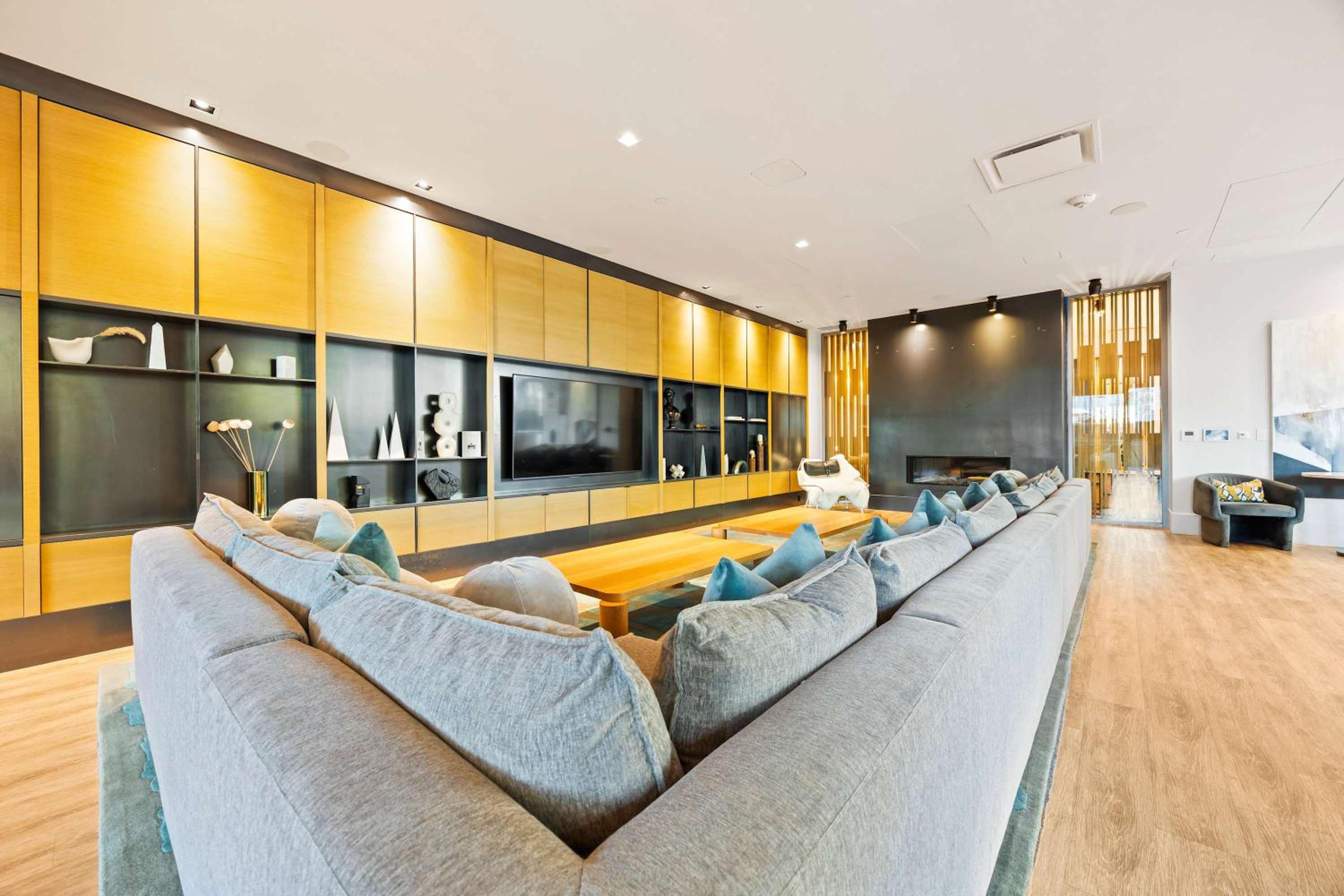 Luxury Penthouse 39th Floor · Ocean & Comic-Con