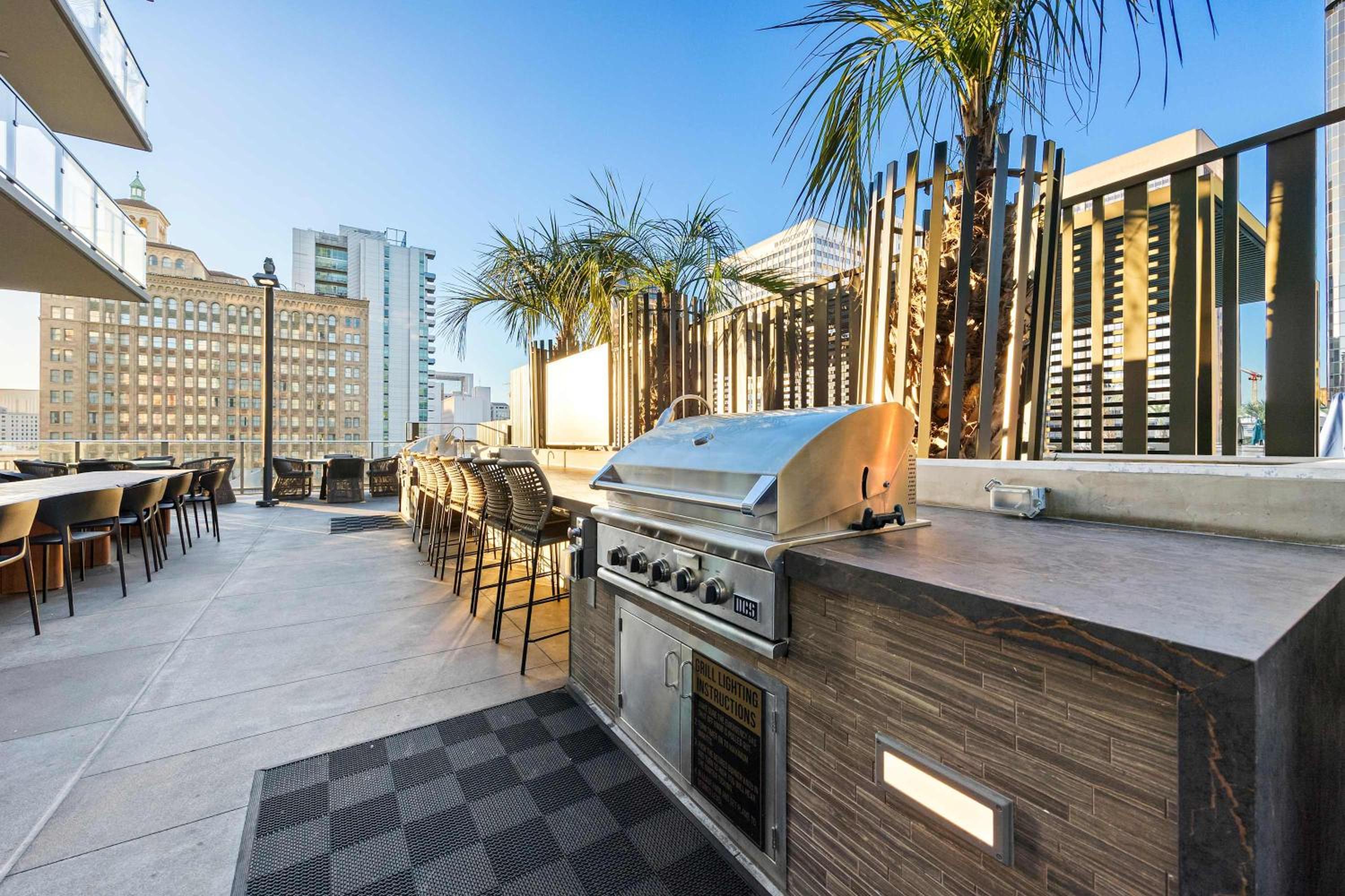 Luxury Penthouse 39th Floor · Ocean & Comic-Con