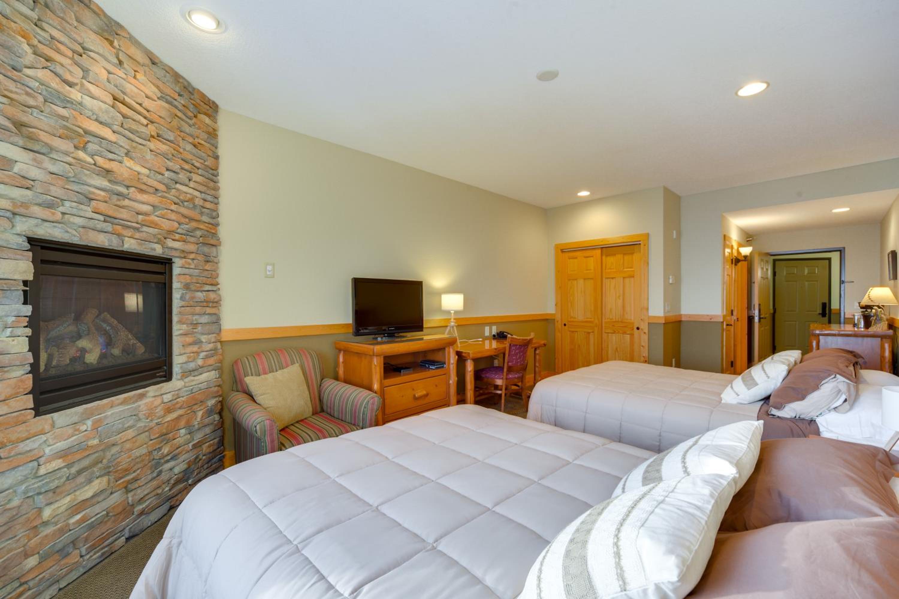Pool Access North Shore Gem Near Beaches and Trails