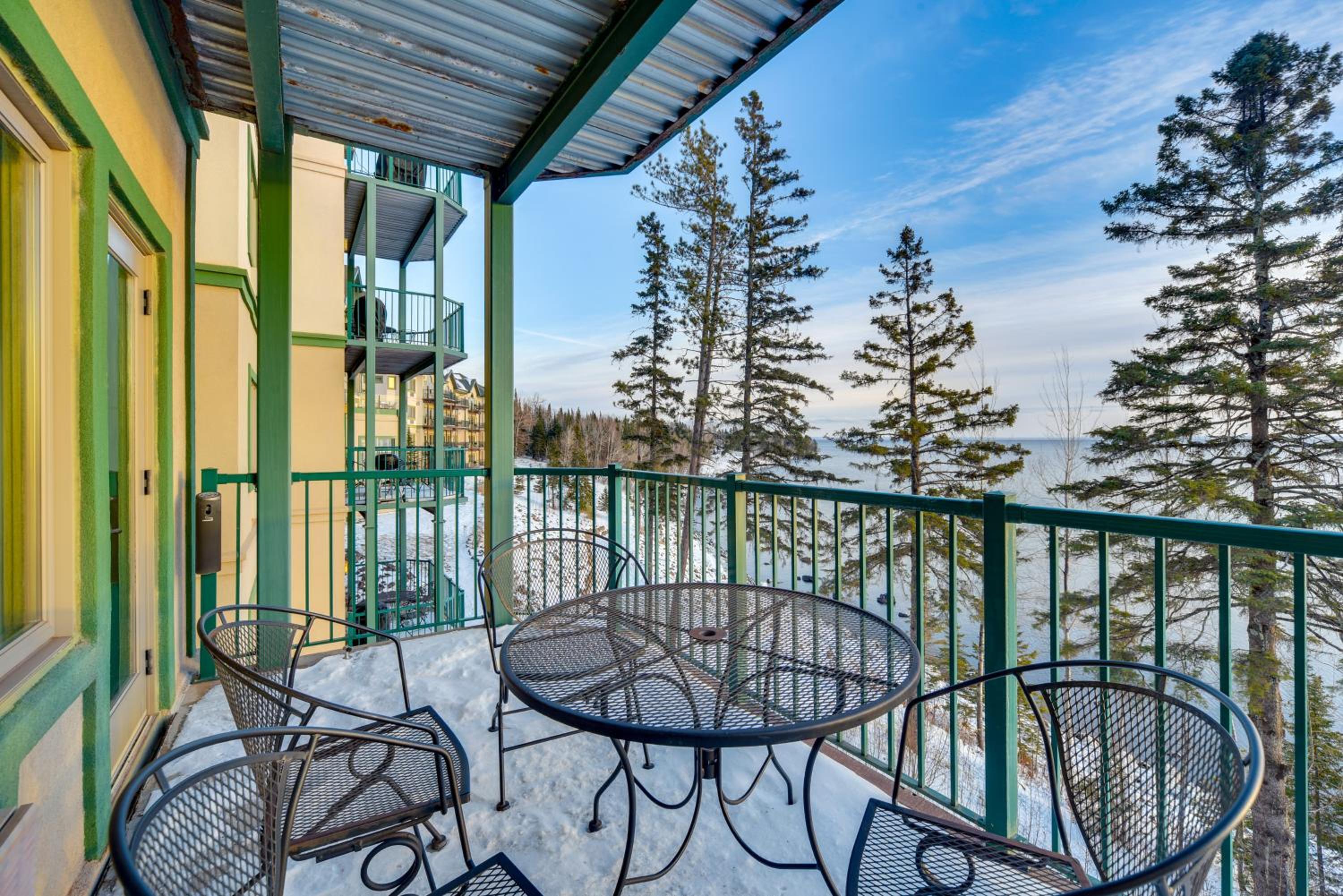Pool Access North Shore Gem Near Beaches and Trails