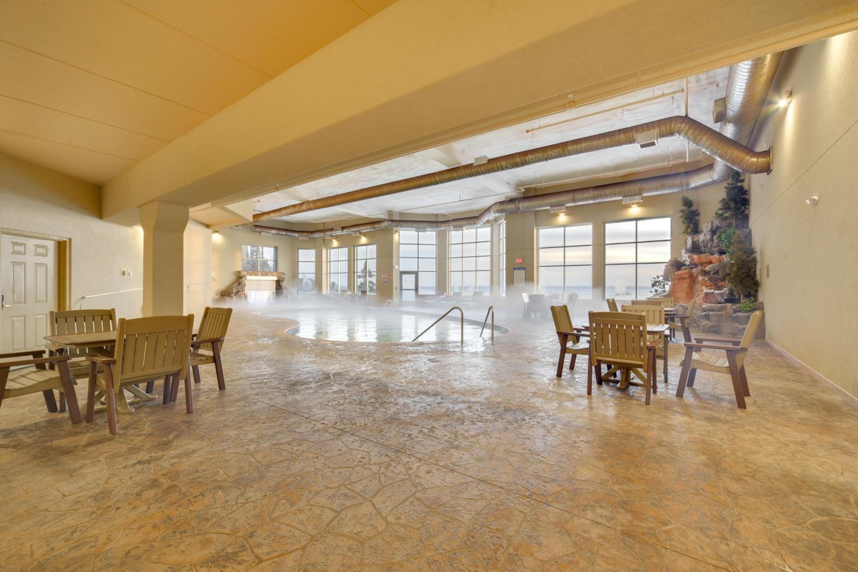 Pool Access North Shore Gem Near Beaches and Trails