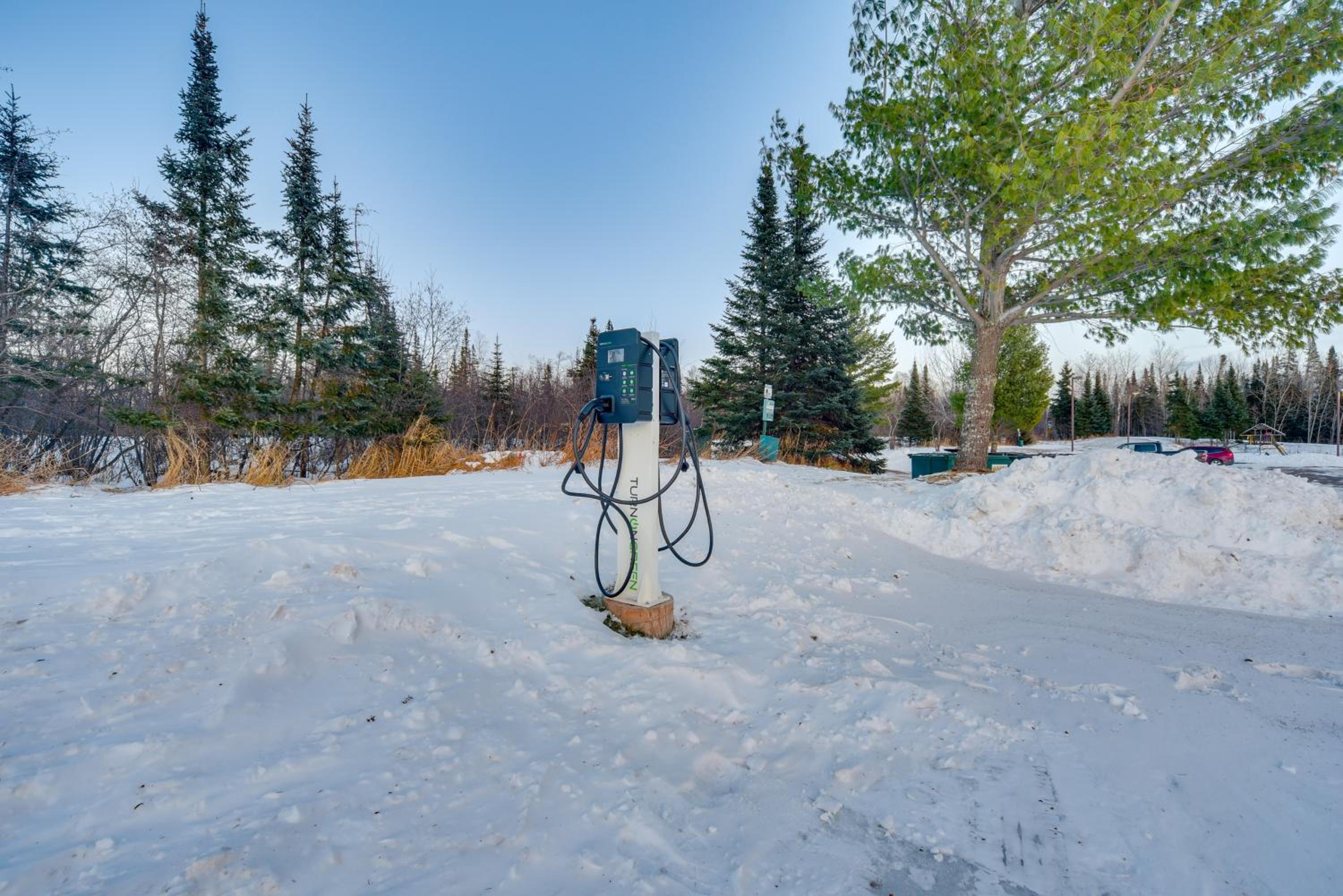 Pool Access North Shore Gem Near Beaches and Trails