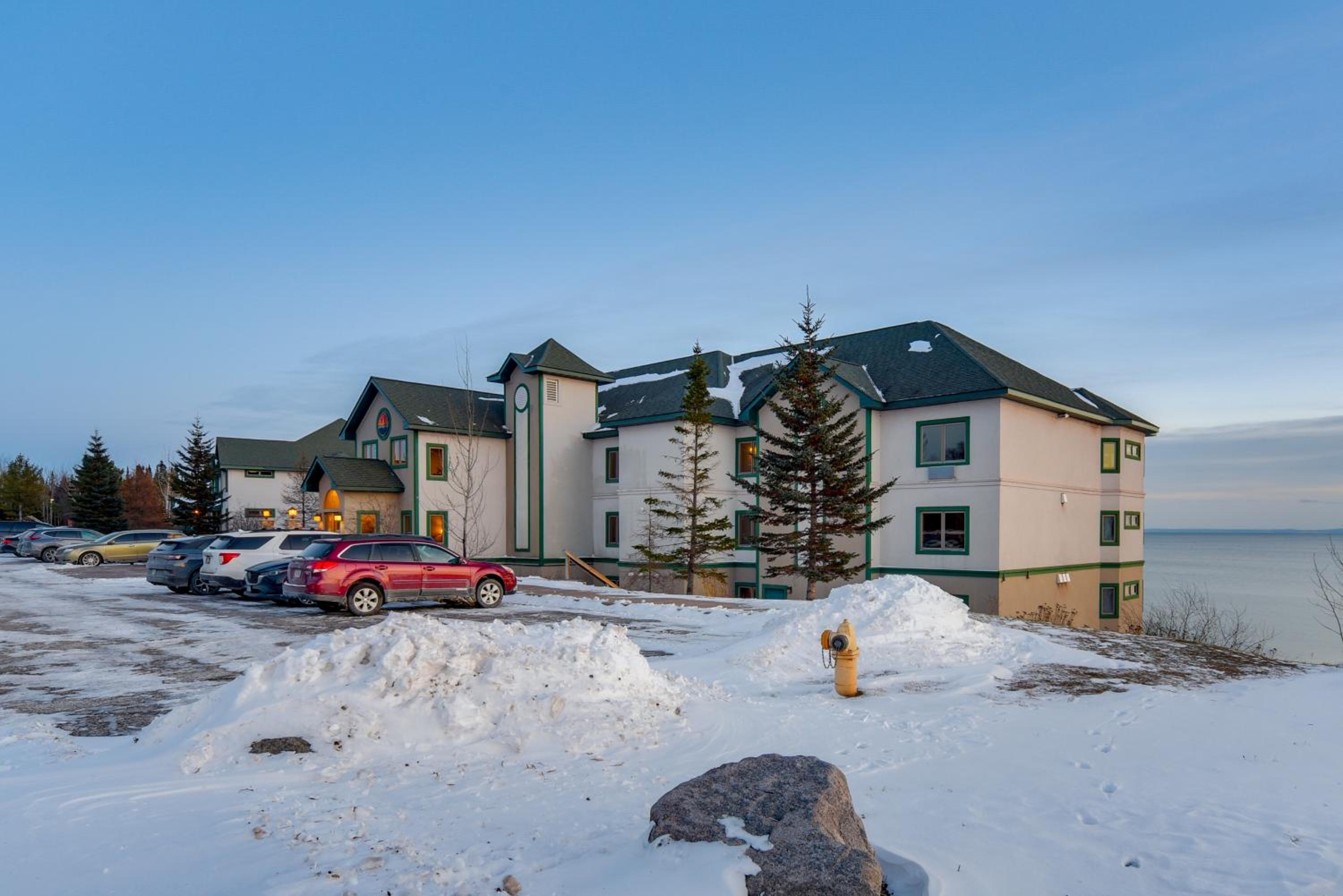Pool Access North Shore Gem Near Beaches and Trails