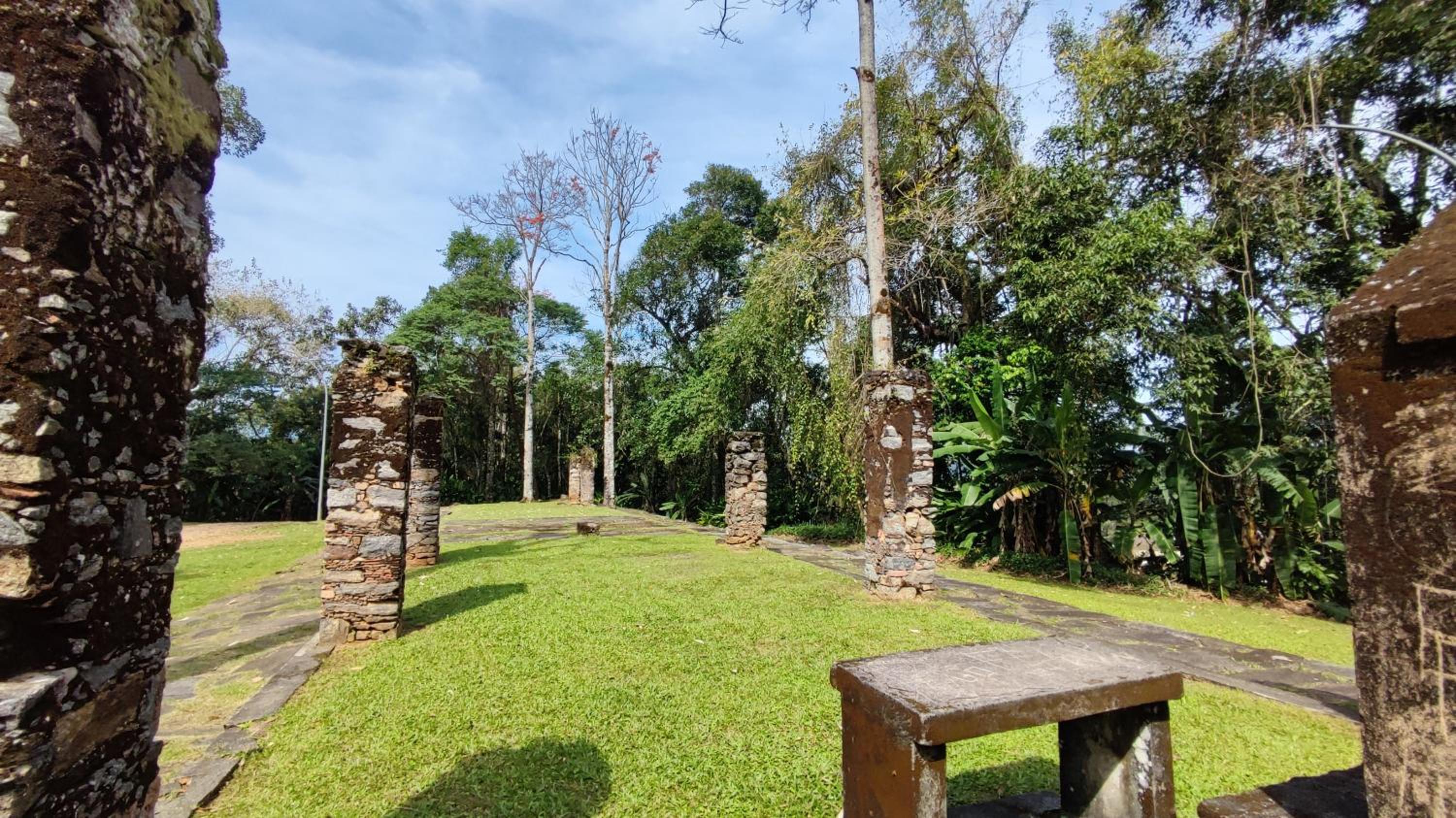 Duplex com Hidro em Condomínio Luxo com 3 Praias
