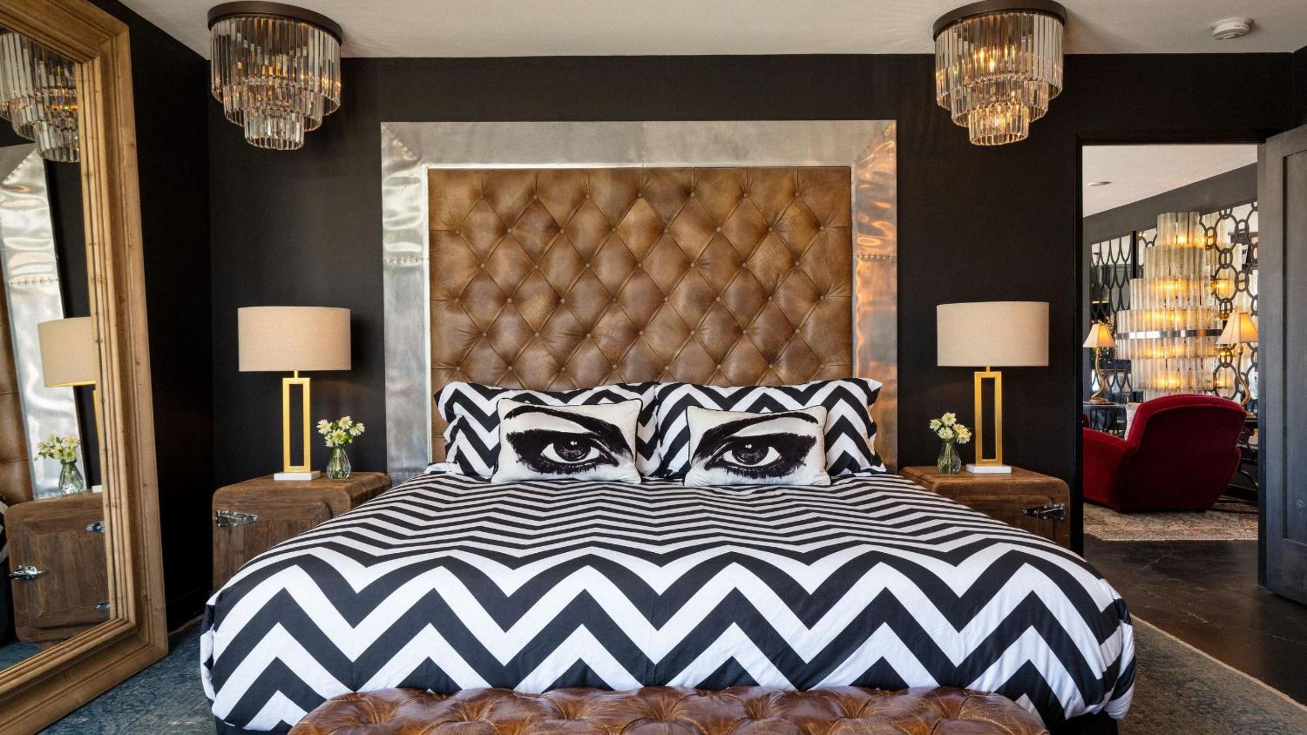 Iconic 6BR Desert Retreat w Pool Pickleball Fire Pit Joshua Tree Mansion by AvantStay