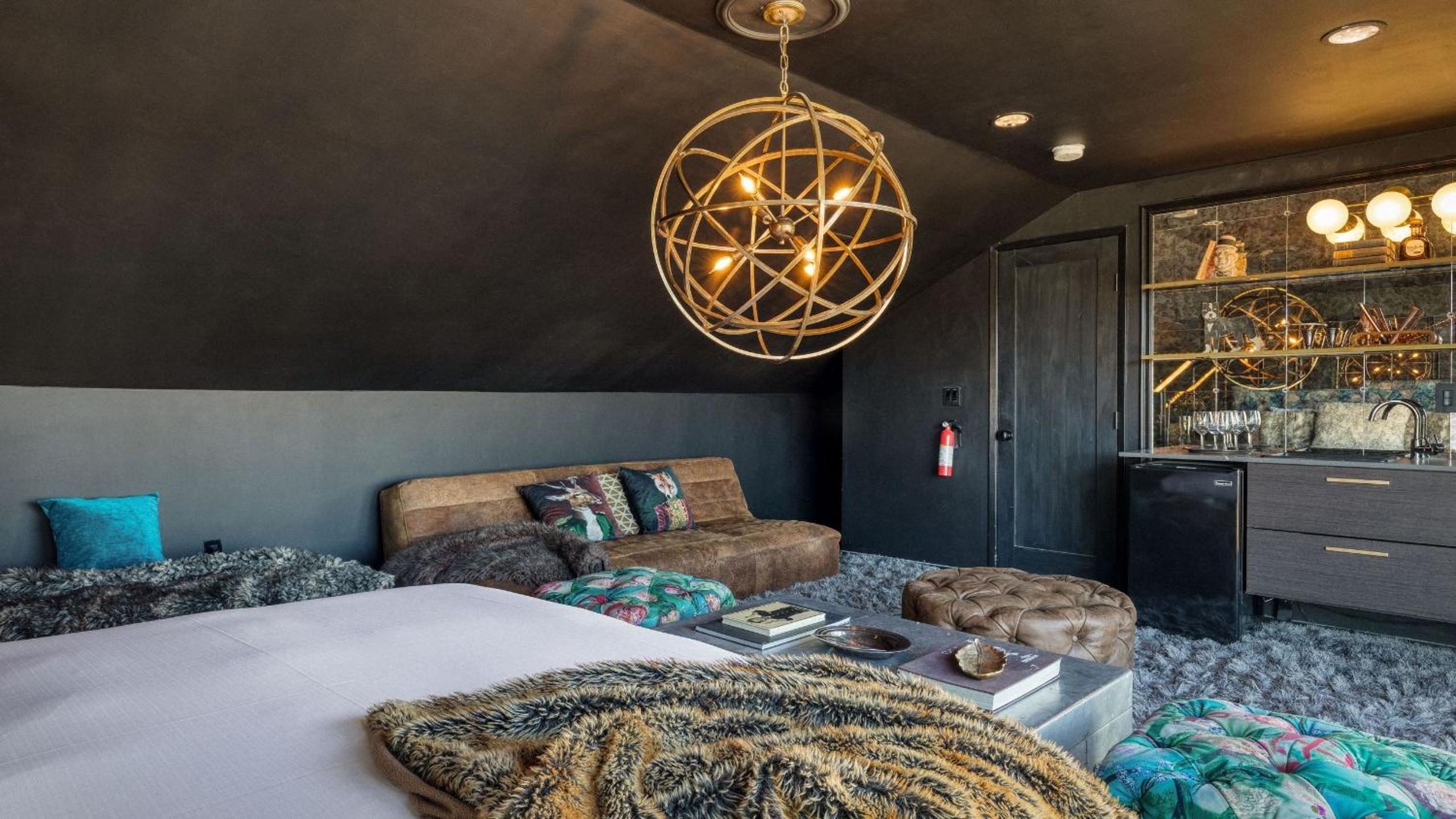 Iconic 6BR Desert Retreat w Pool Pickleball Fire Pit Joshua Tree Mansion by AvantStay