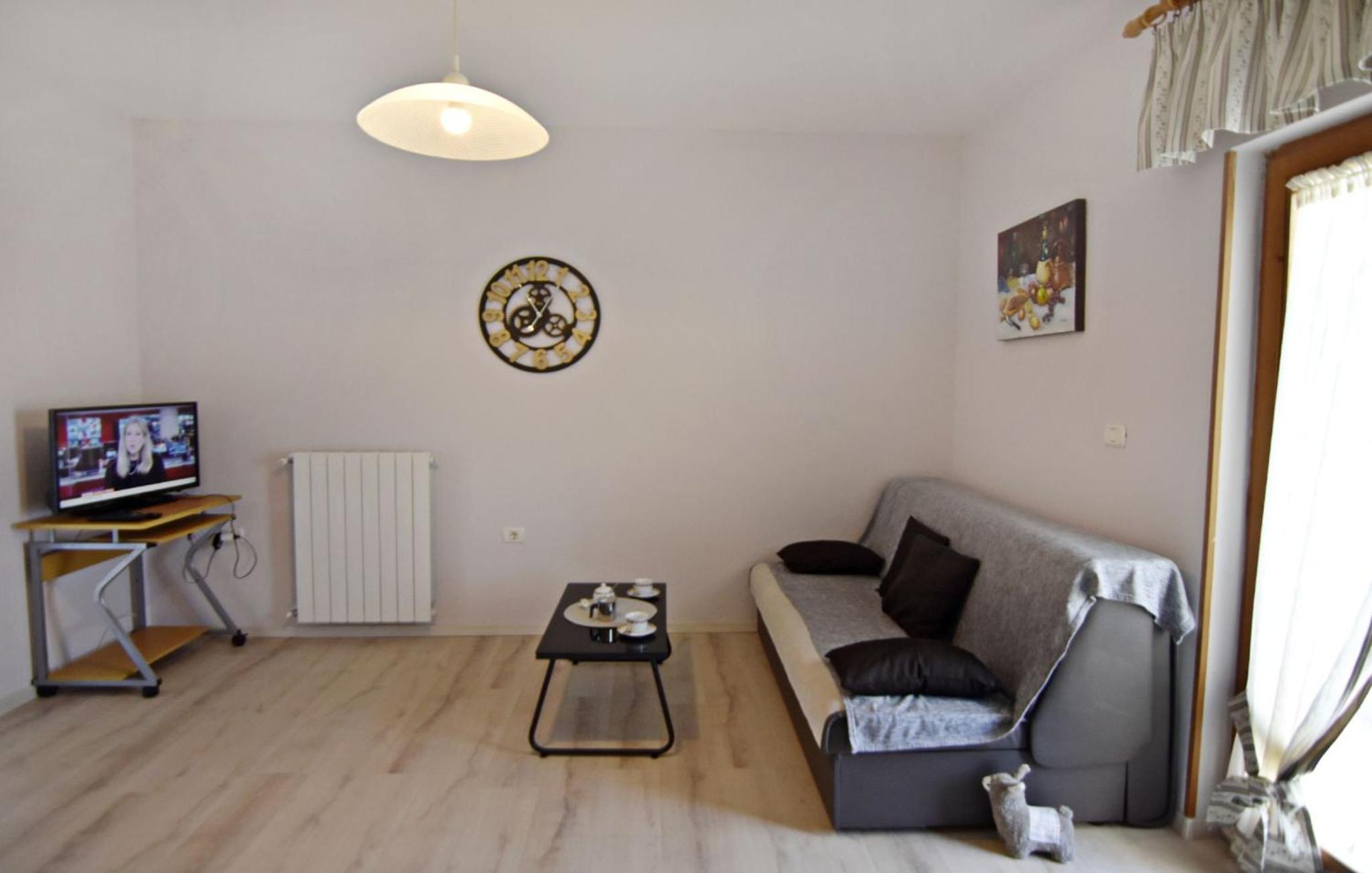 Peaceful flat surrounded by nature