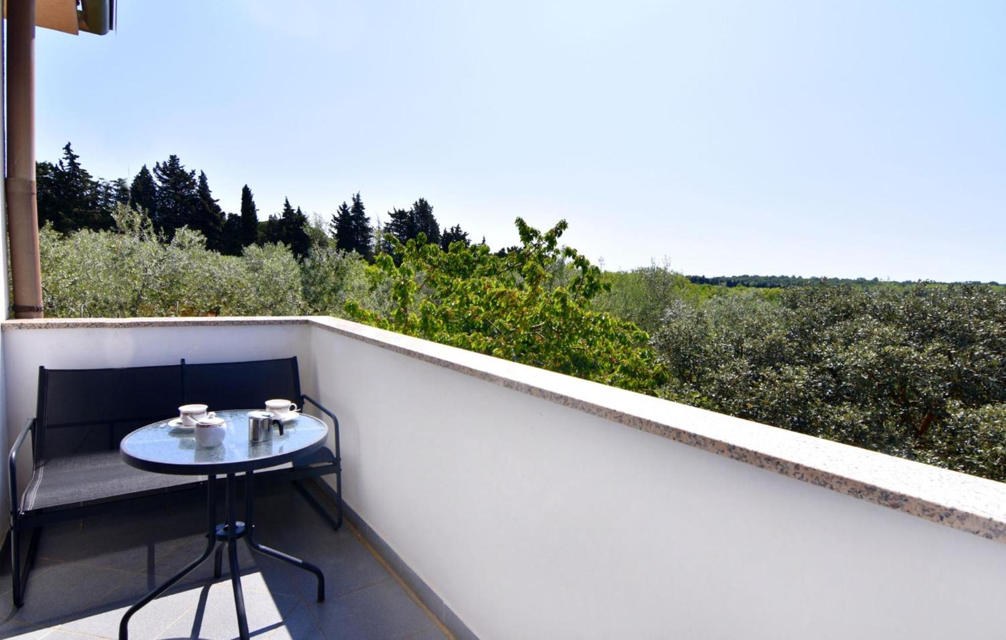 Peaceful flat surrounded by nature