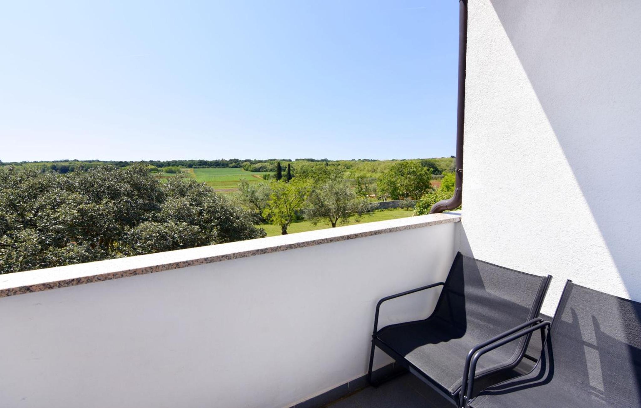 Peaceful flat surrounded by nature