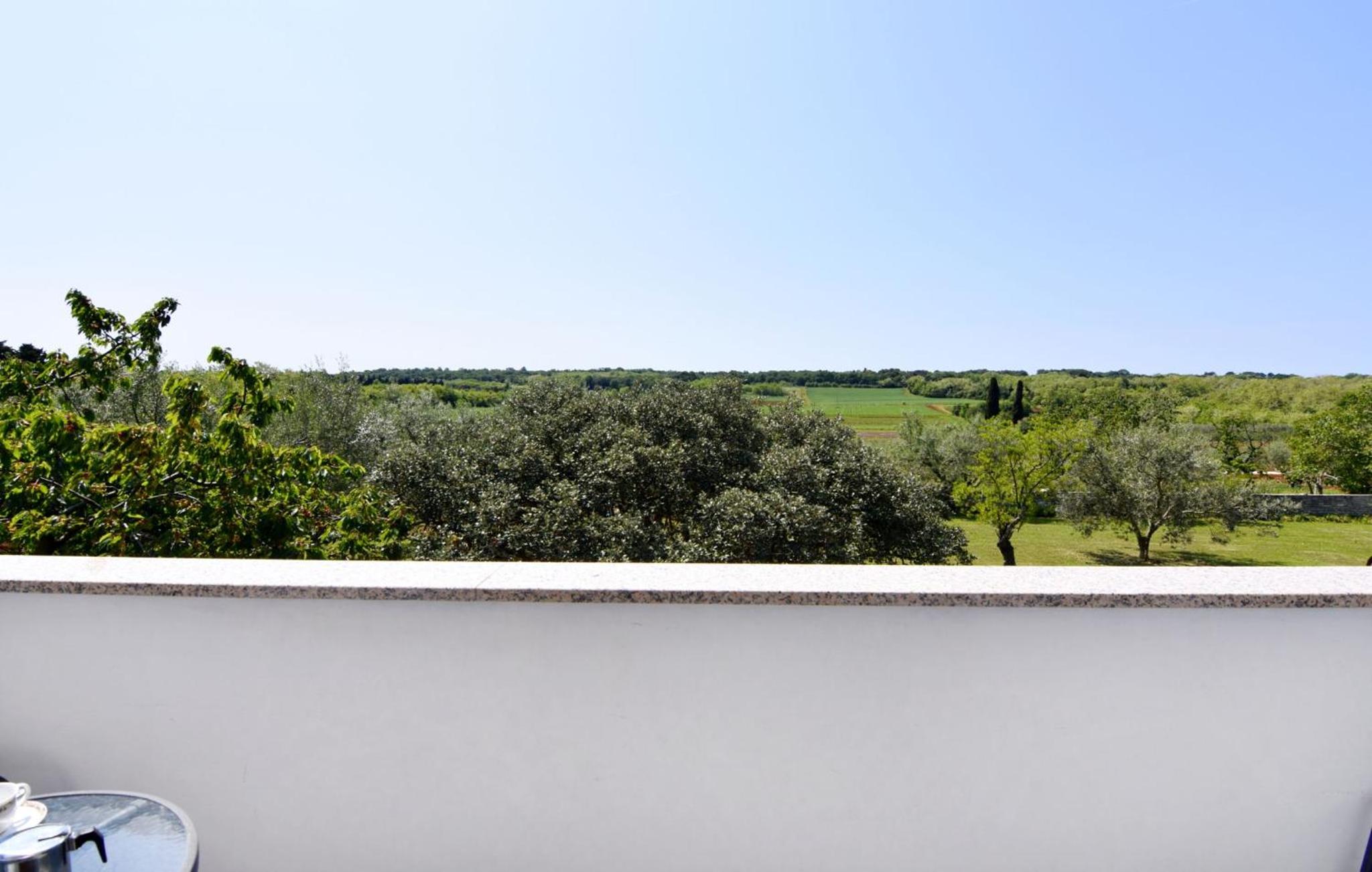 Peaceful flat surrounded by nature