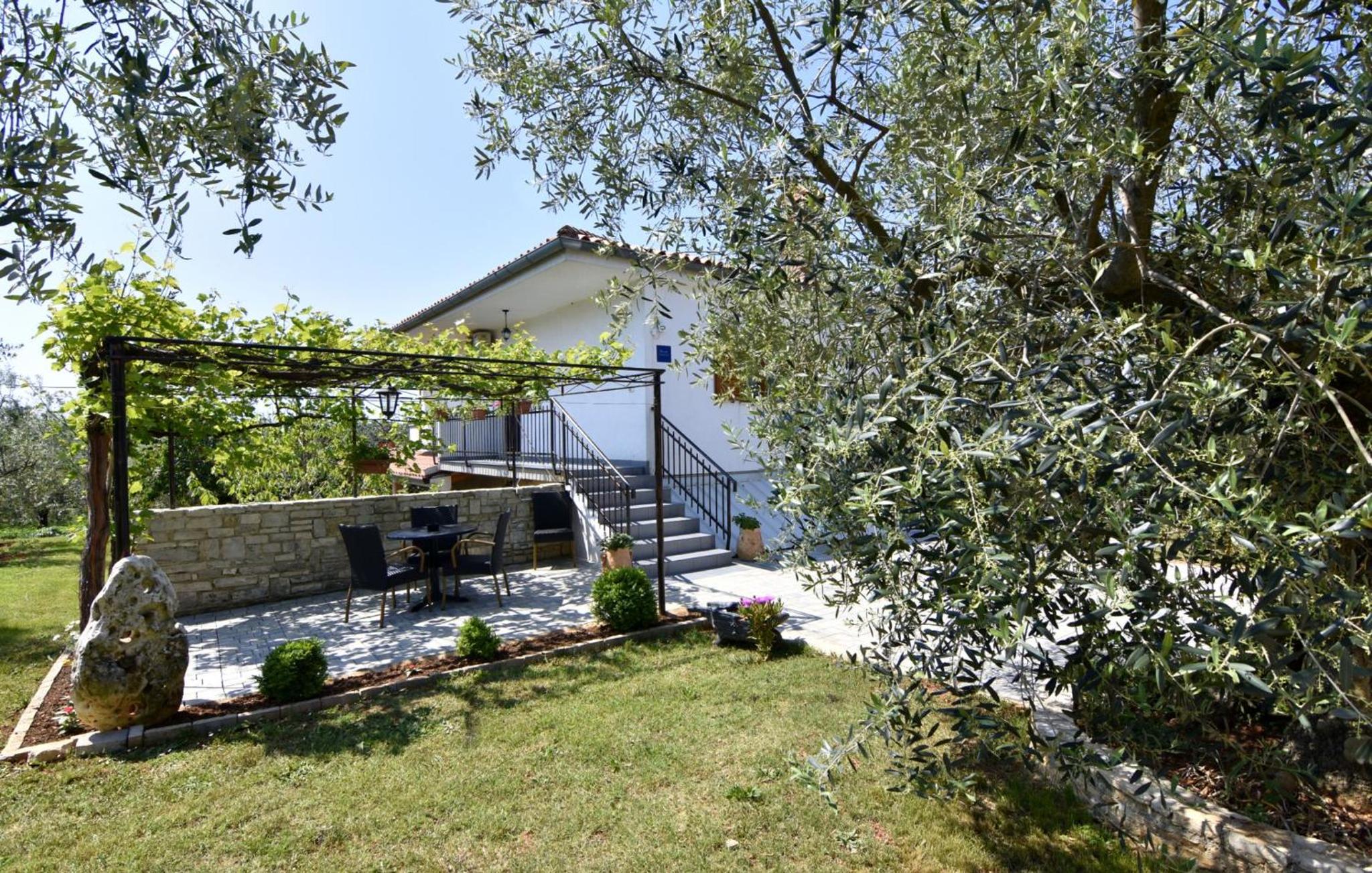 Peaceful flat surrounded by nature