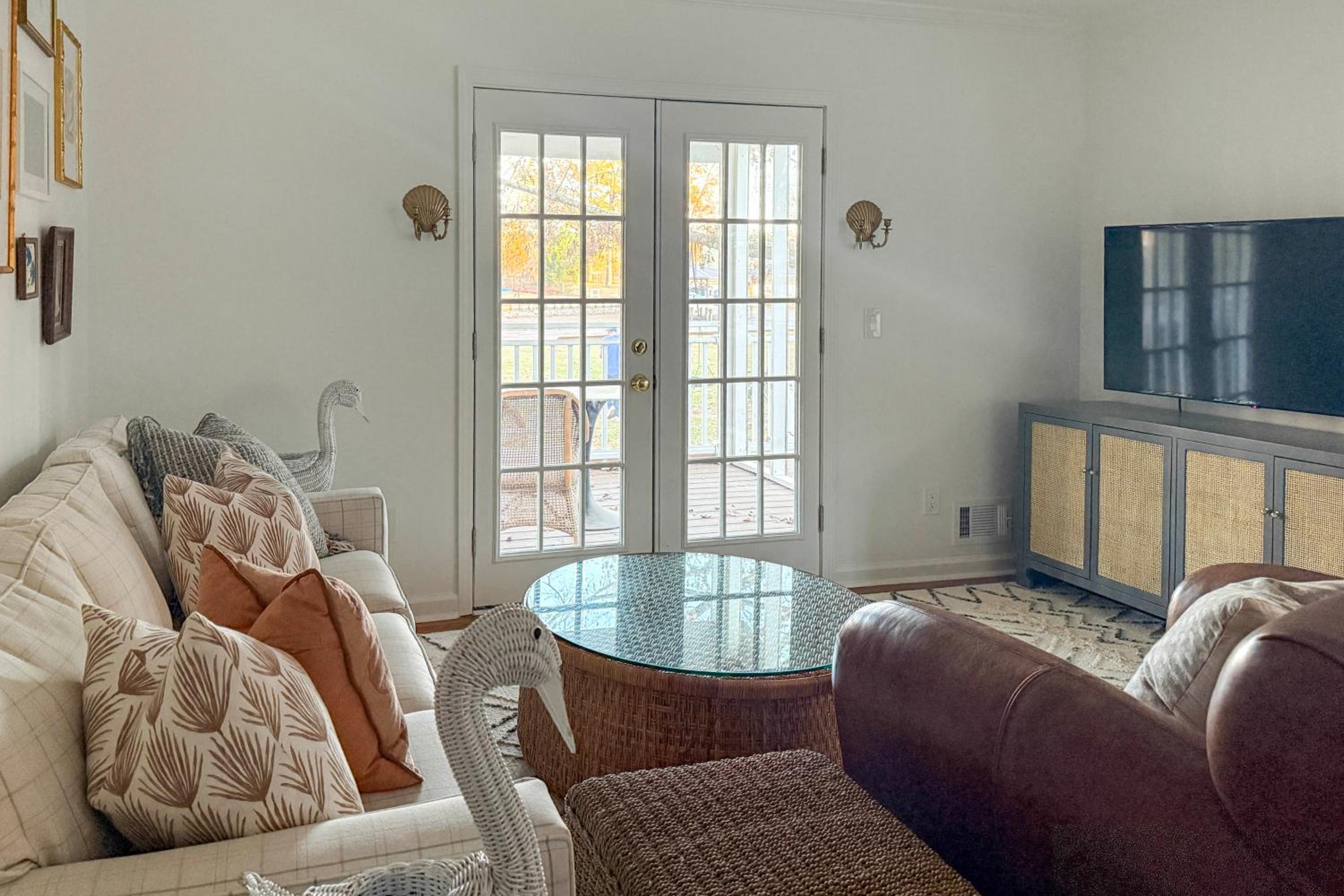 Quiet and Stylish Waterfront Gem with Dock in Eatonton