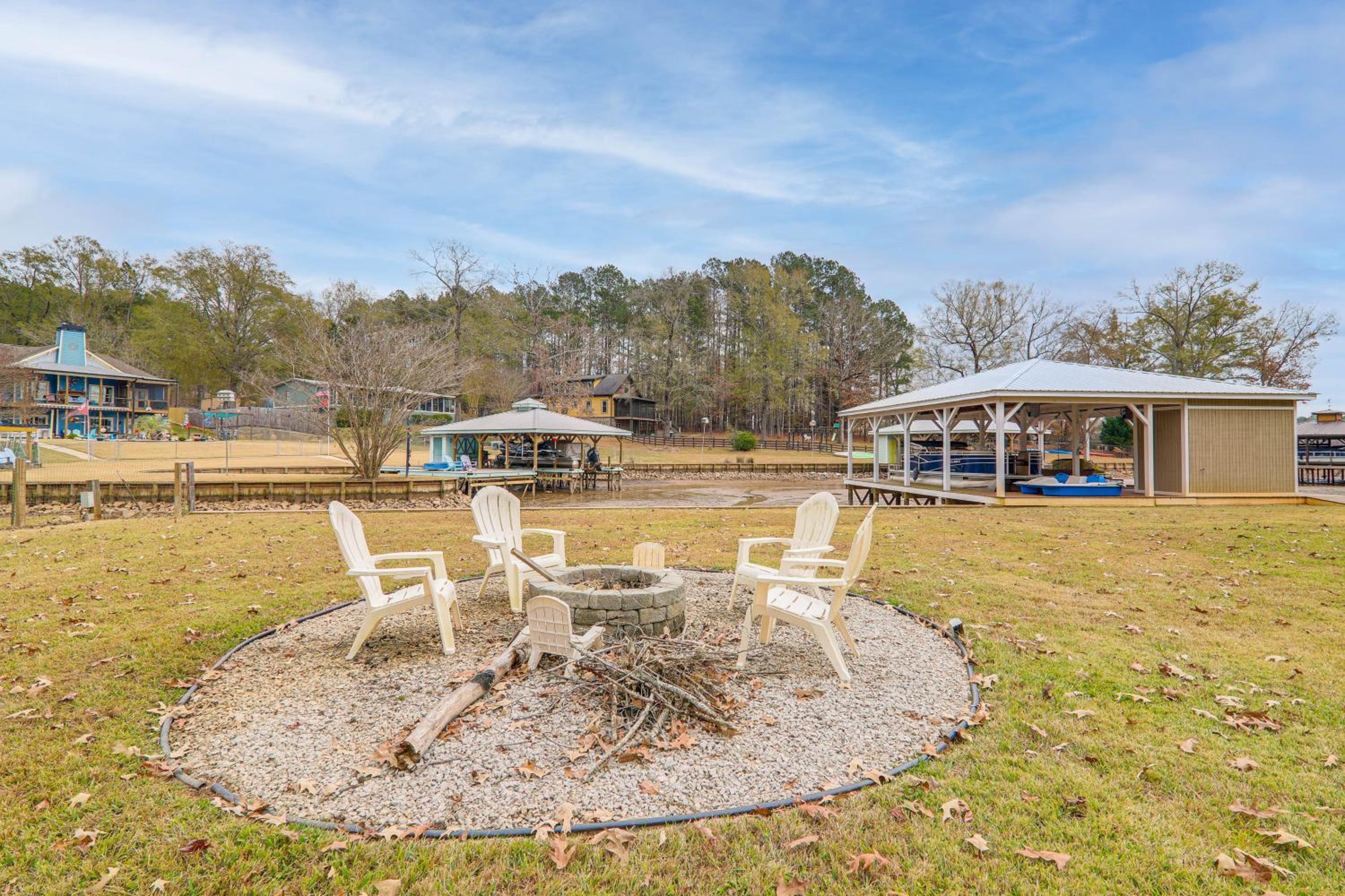 Quiet and Stylish Waterfront Gem with Dock in Eatonton