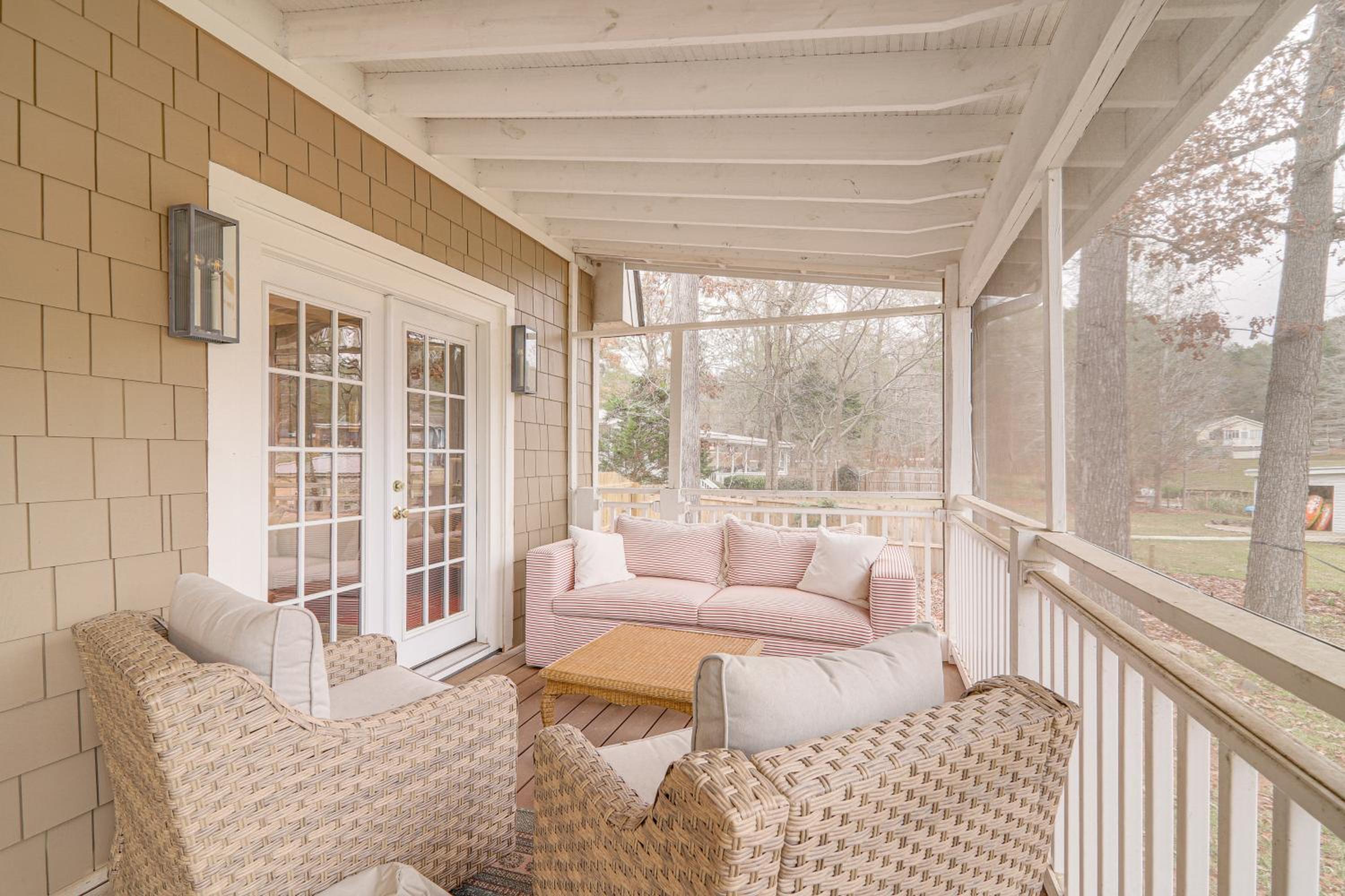 Quiet and Stylish Waterfront Gem with Dock in Eatonton