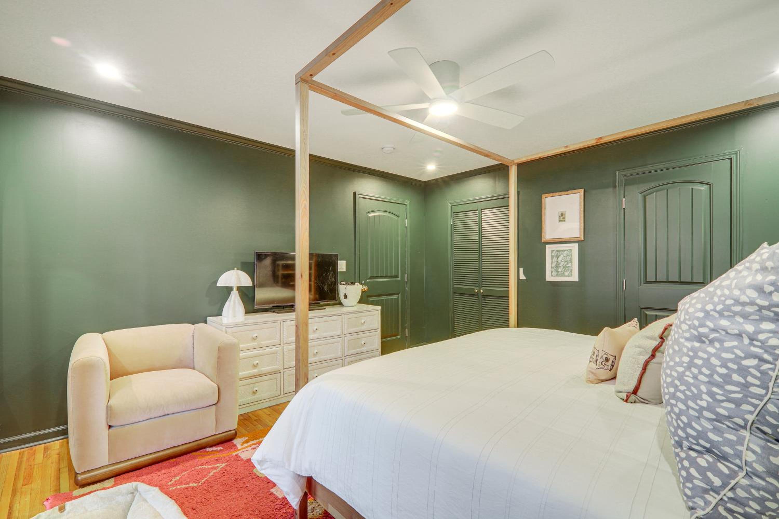 Quiet and Stylish Waterfront Gem with Dock in Eatonton