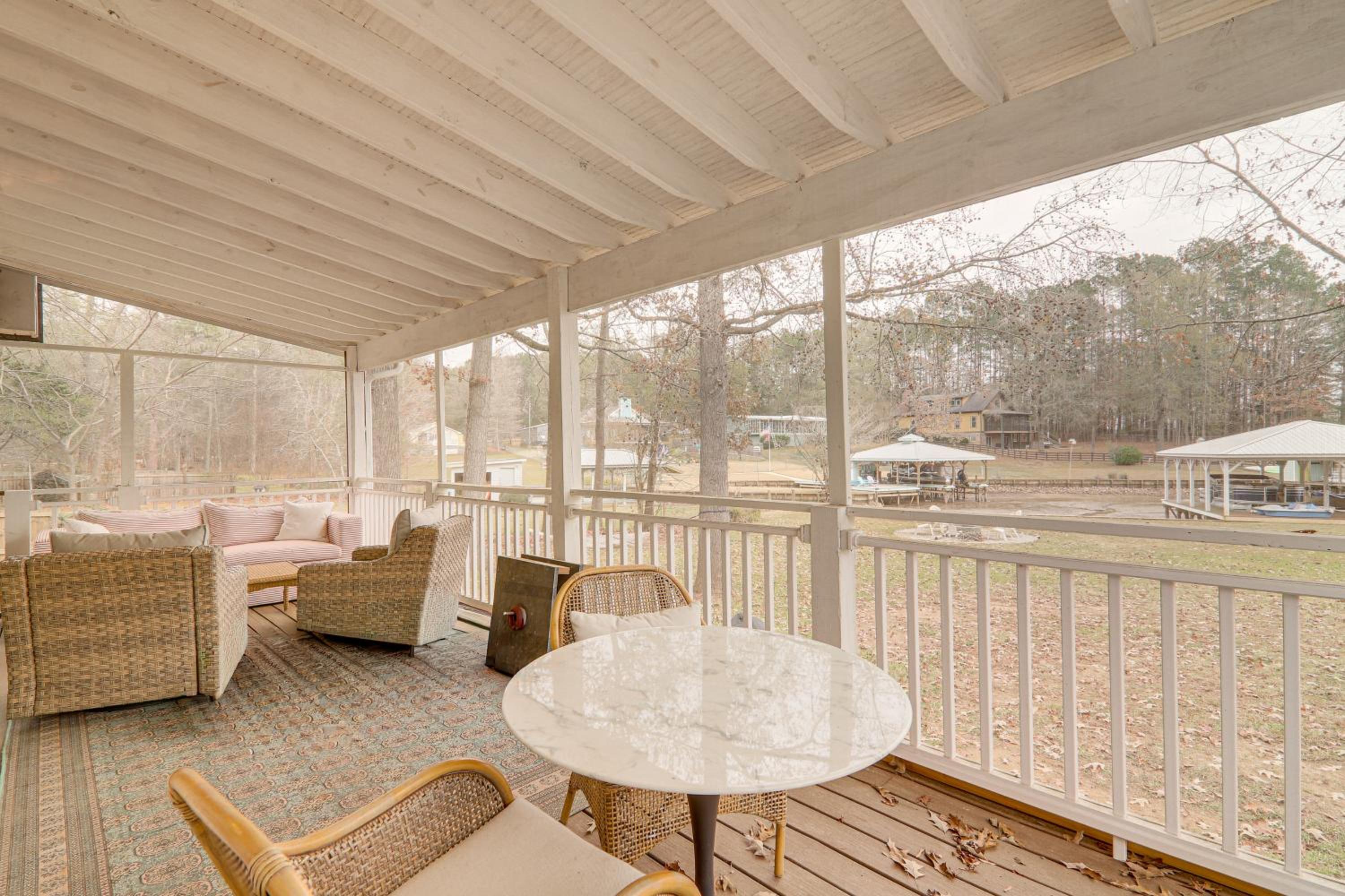 Quiet and Stylish Waterfront Gem with Dock in Eatonton
