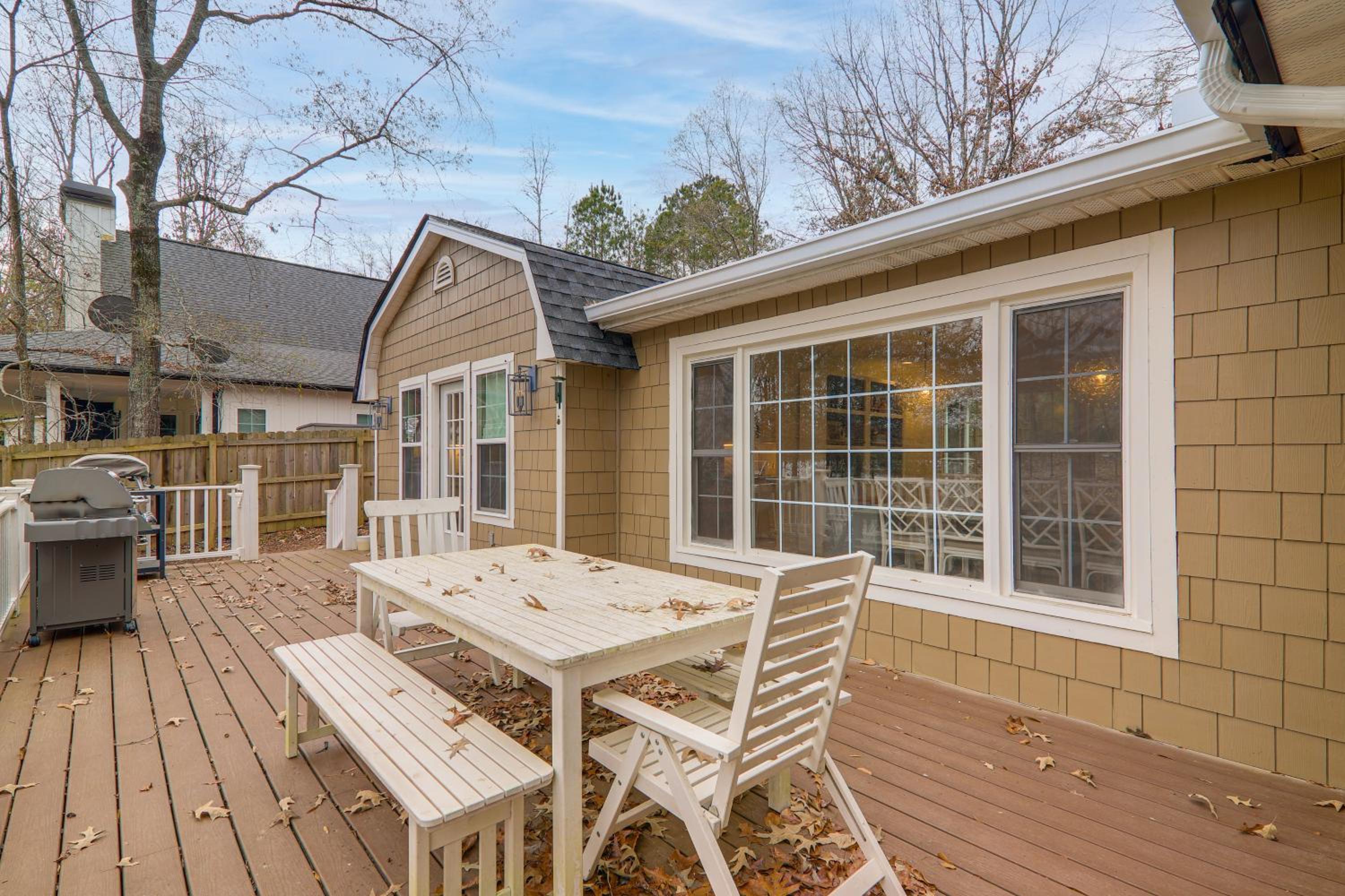 Quiet and Stylish Waterfront Gem with Dock in Eatonton