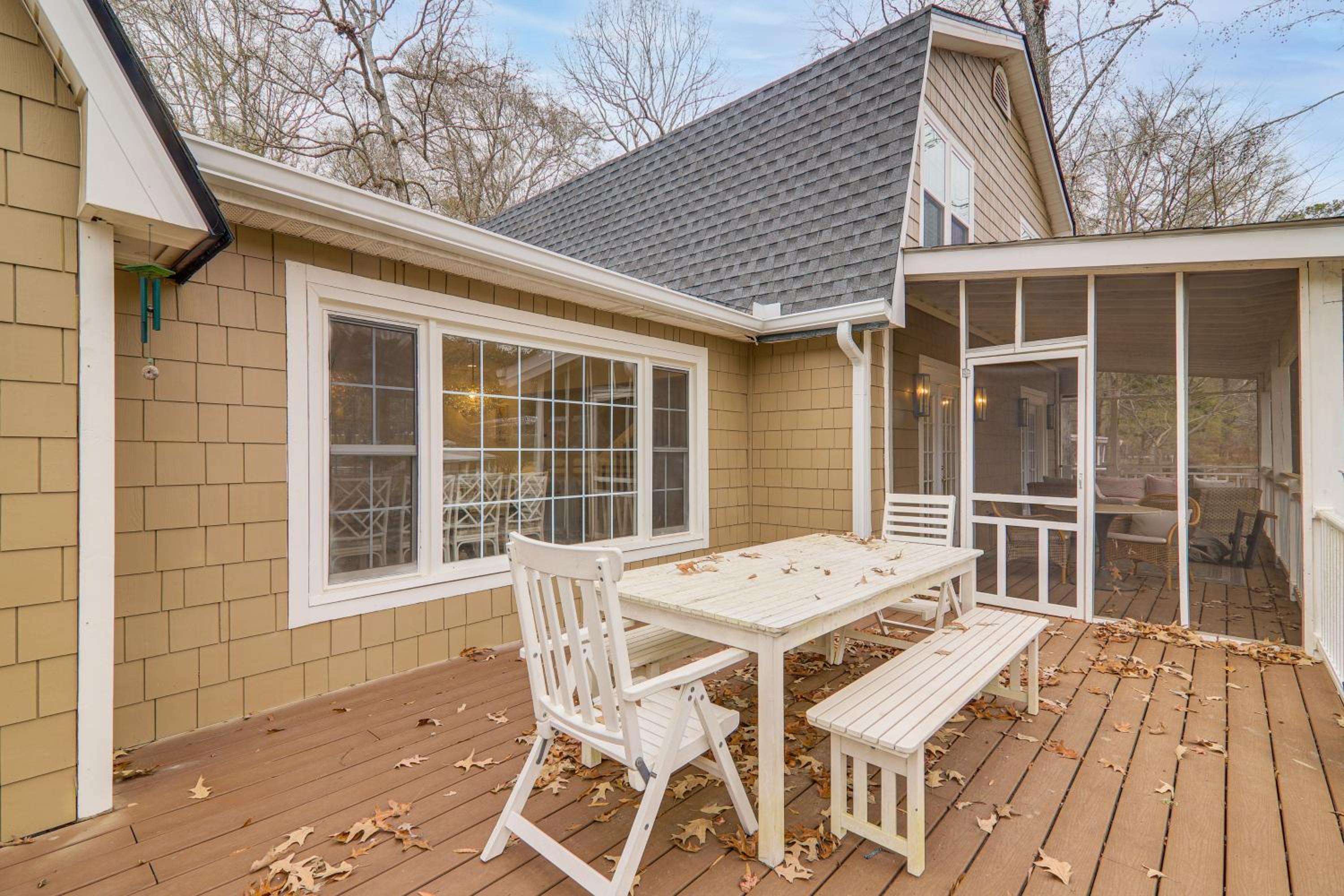 Quiet and Stylish Waterfront Gem with Dock in Eatonton