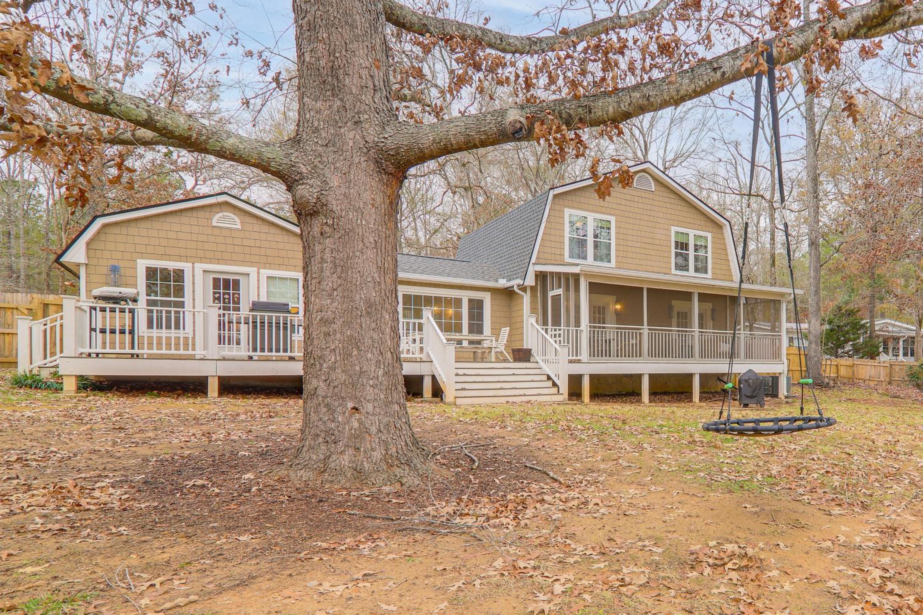 Quiet and Stylish Waterfront Gem with Dock in Eatonton