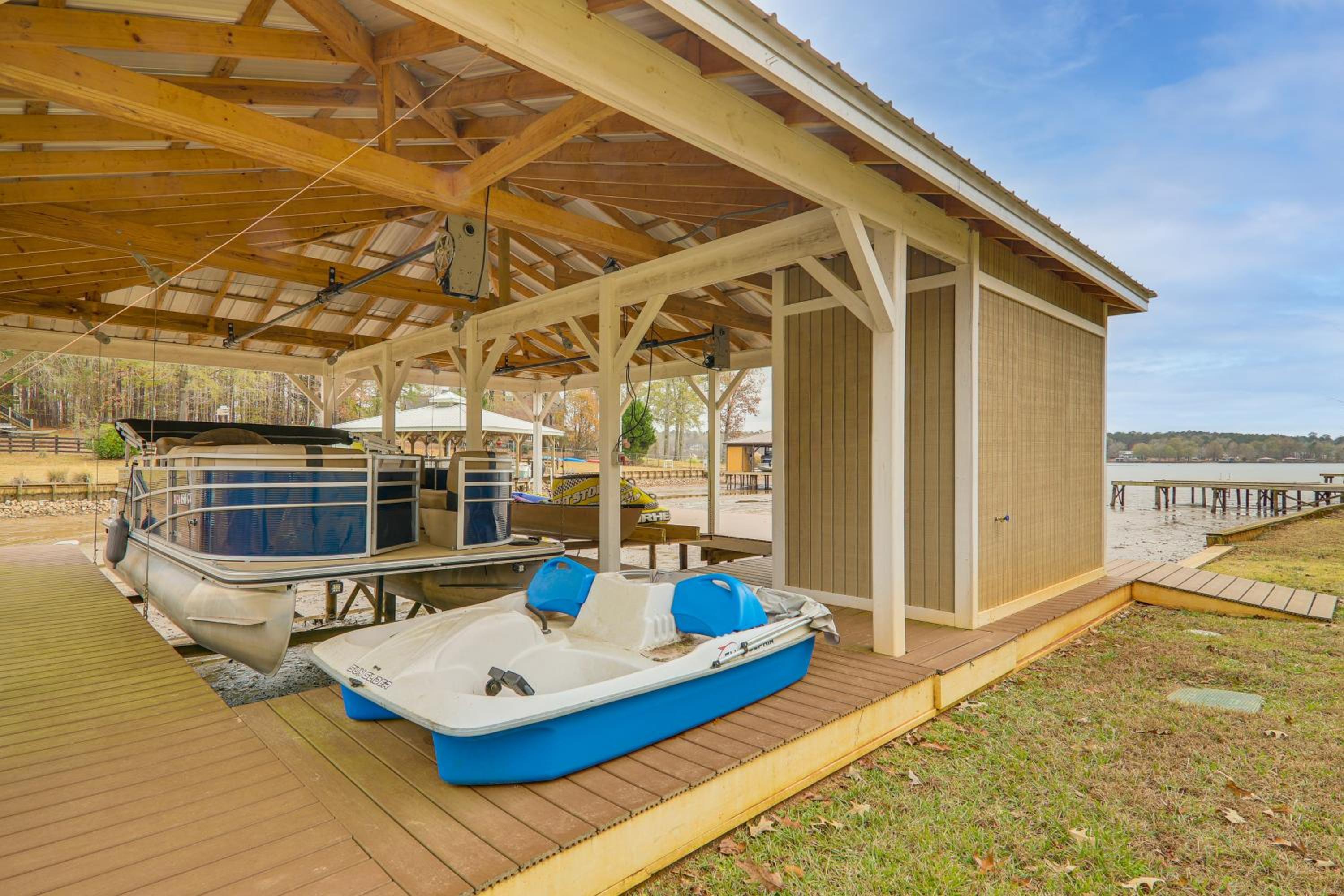 Quiet and Stylish Waterfront Gem with Dock in Eatonton