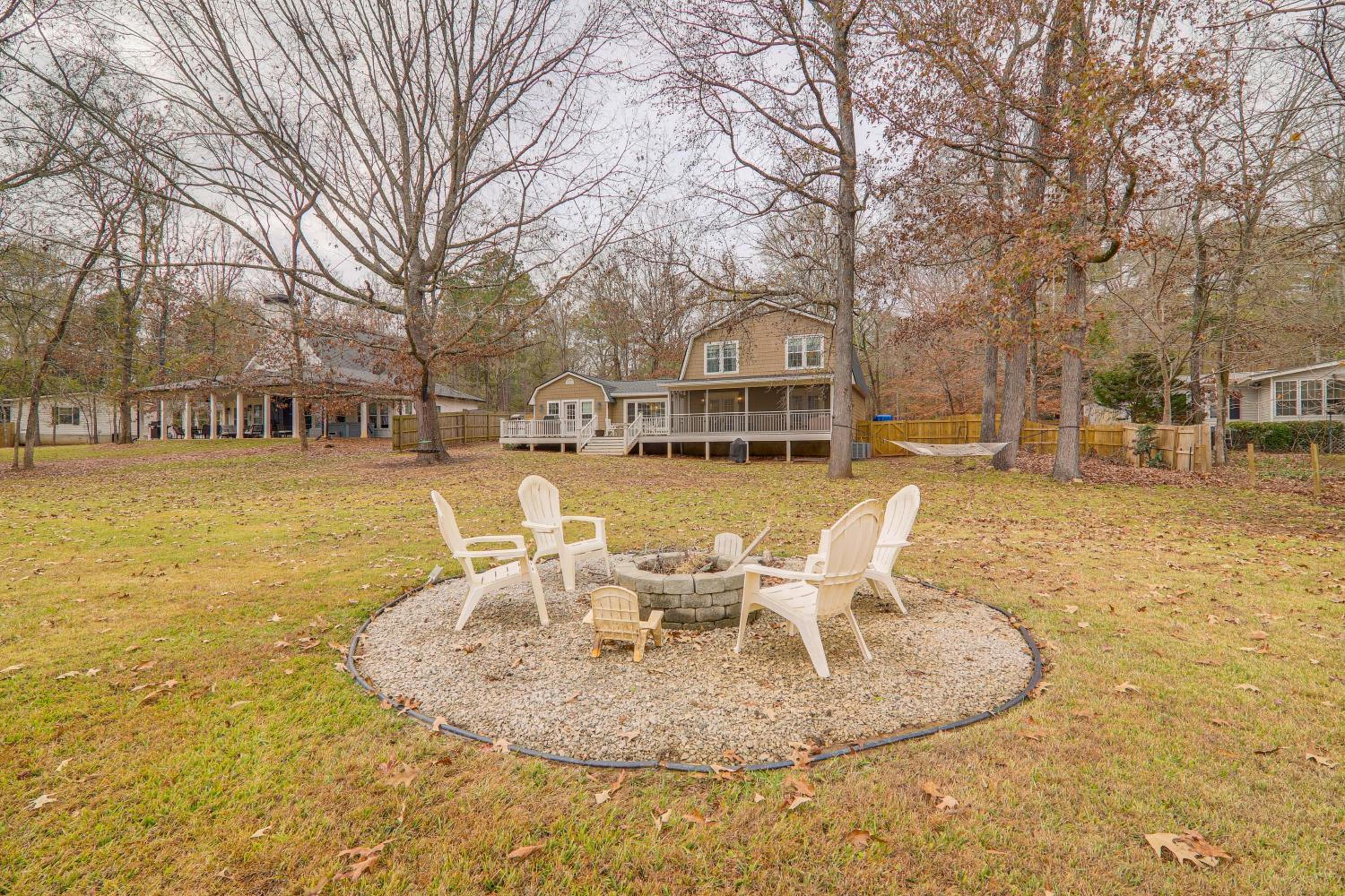 Quiet and Stylish Waterfront Gem with Dock in Eatonton
