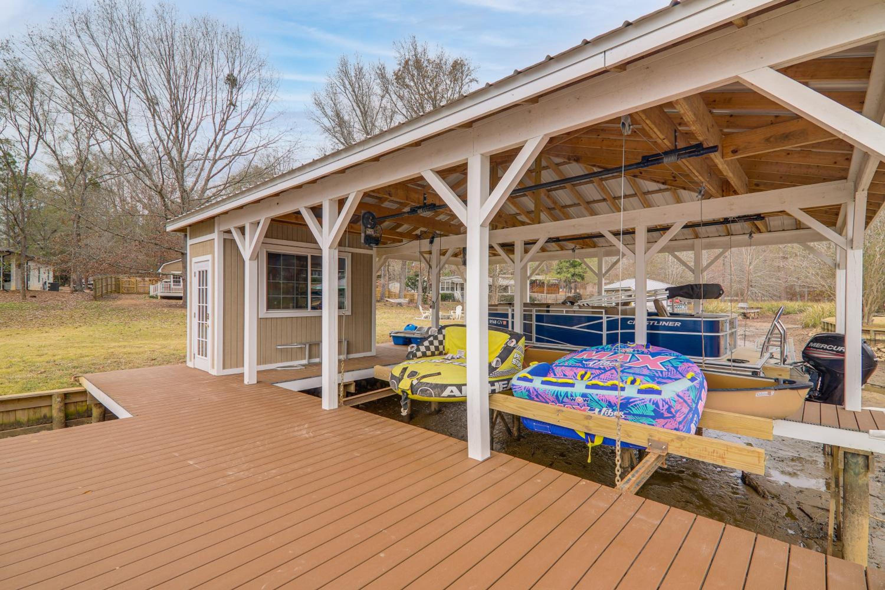 Quiet and Stylish Waterfront Gem with Dock in Eatonton
