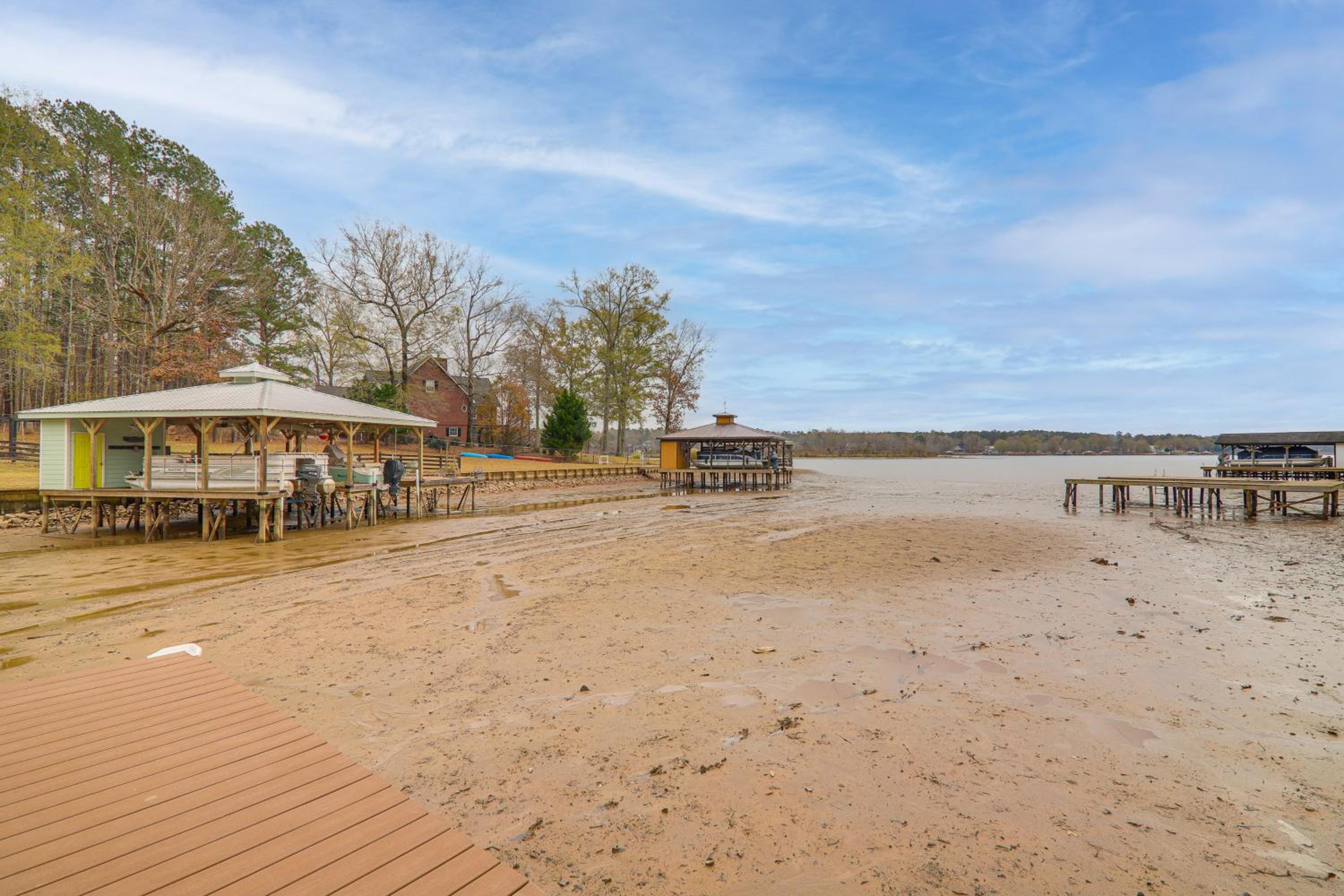 Quiet and Stylish Waterfront Gem with Dock in Eatonton