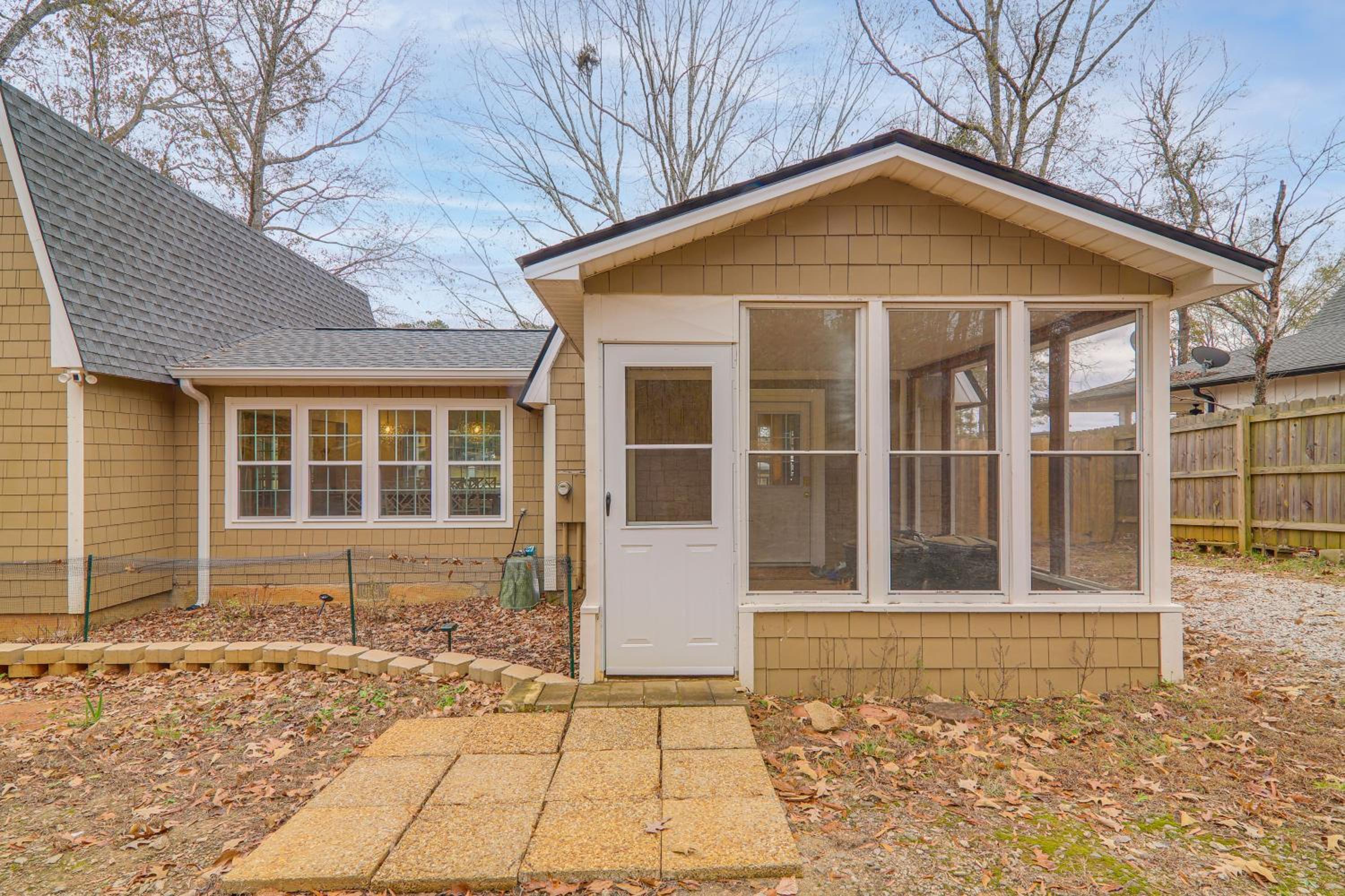 Quiet and Stylish Waterfront Gem with Dock in Eatonton