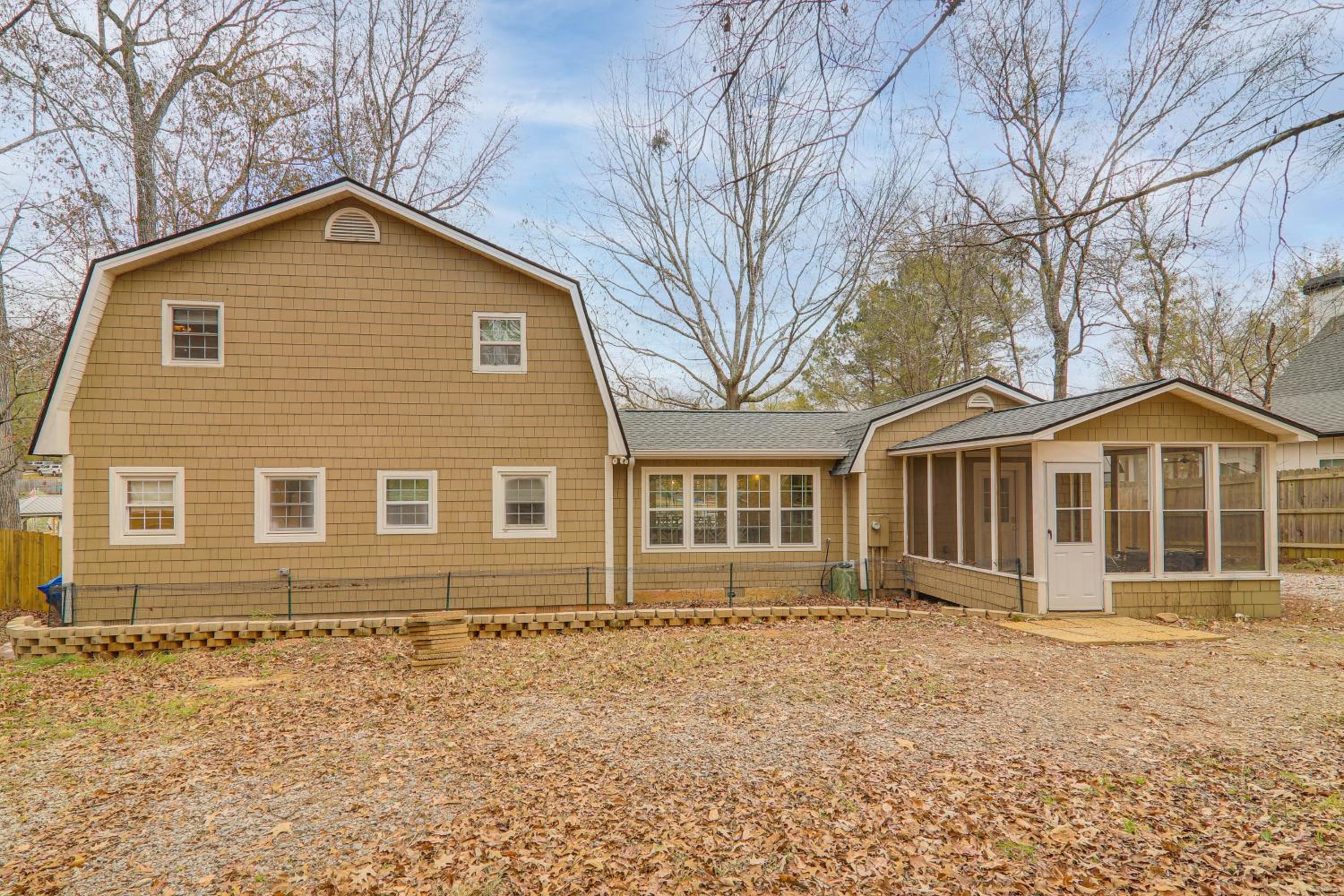 Quiet and Stylish Waterfront Gem with Dock in Eatonton