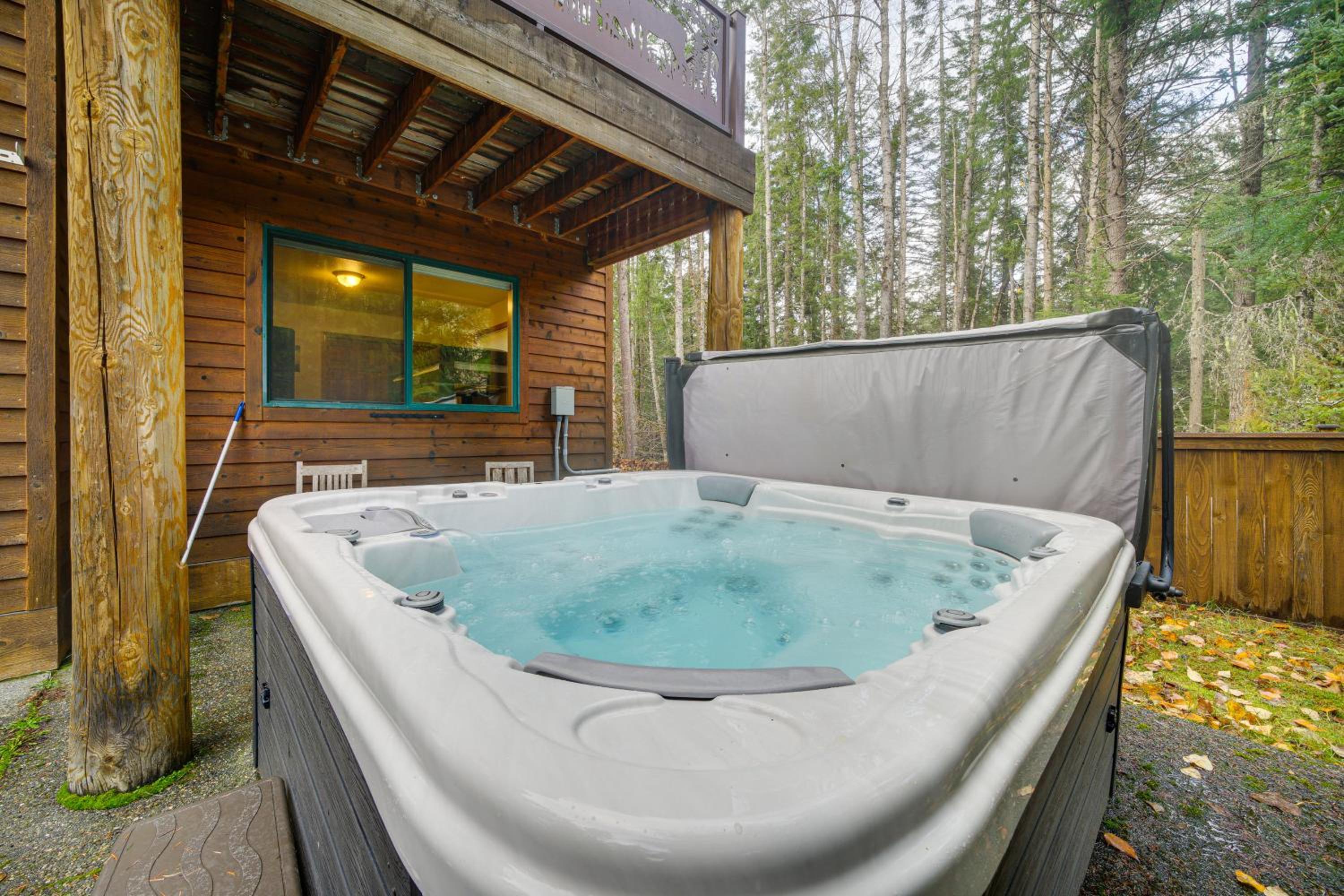 19 Mi to Slopes at Crystal Mtn Getaway with Hot Tub