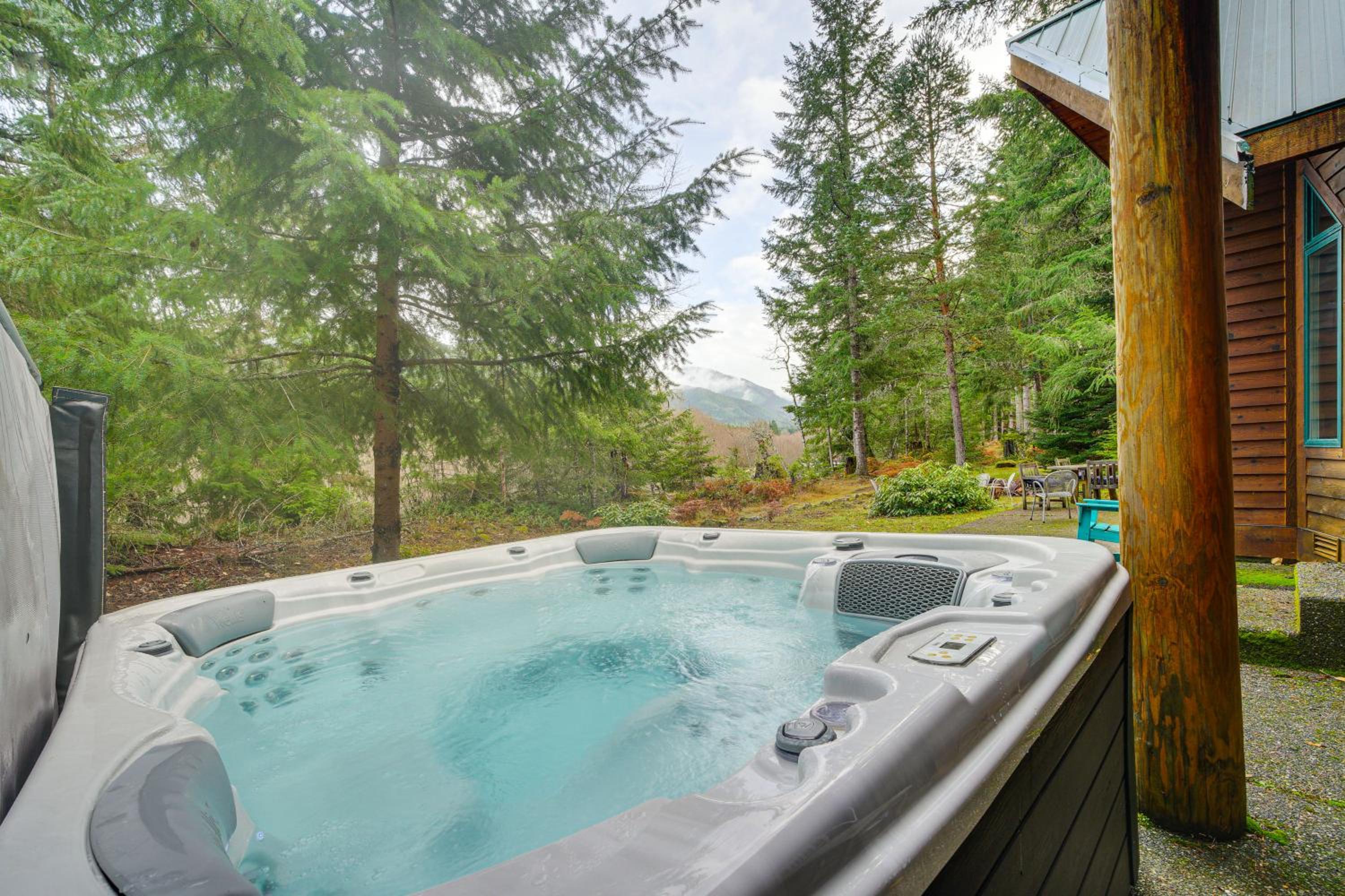 19 Mi to Slopes at Crystal Mtn Getaway with Hot Tub