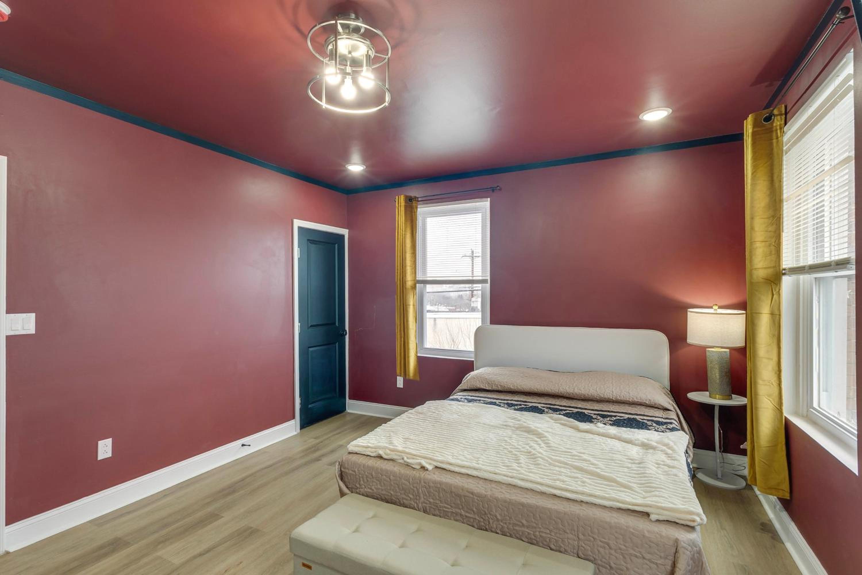 Colorful, Convenient Apt 7 Mi to Lincoln Financial