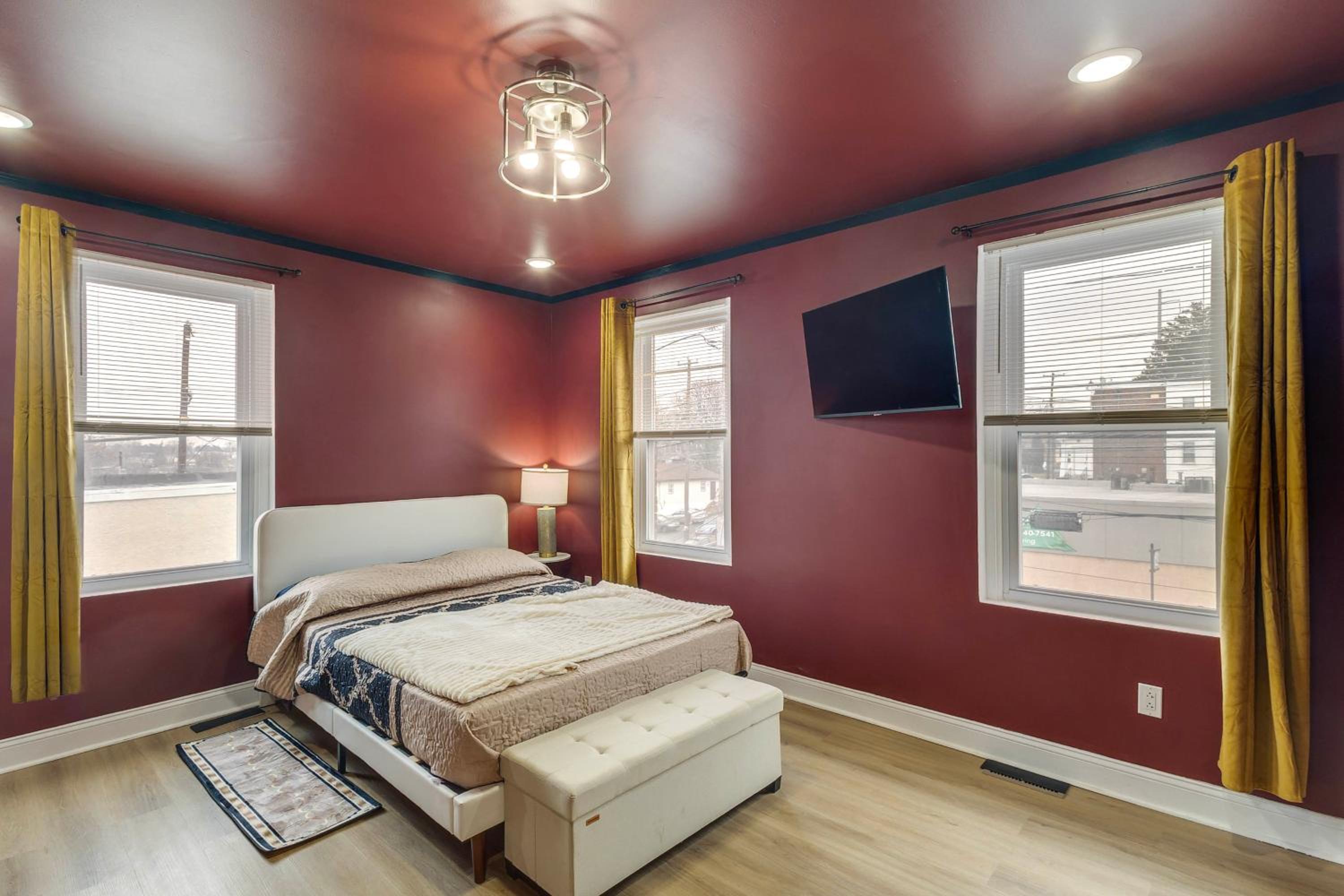 Colorful, Convenient Apt 7 Mi to Lincoln Financial