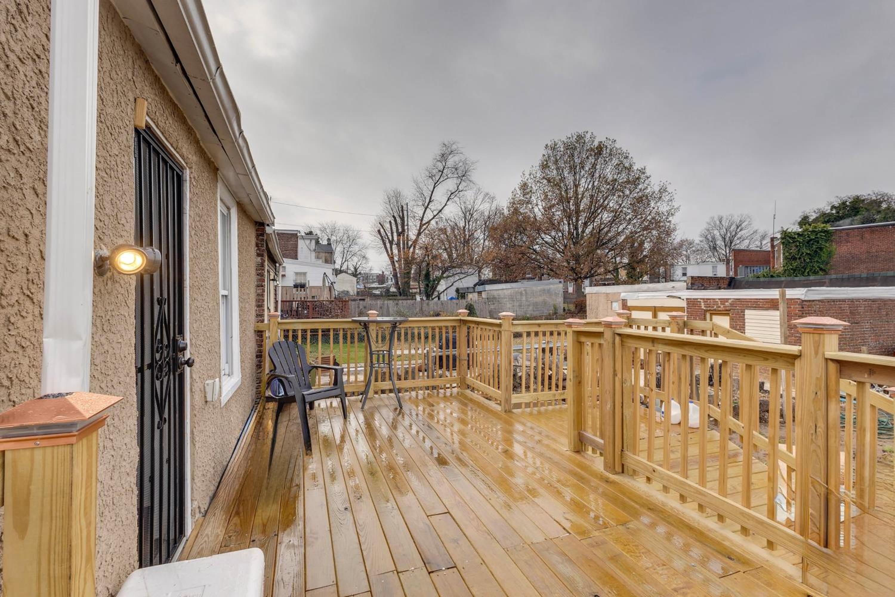 Colorful, Convenient Apt 7 Mi to Lincoln Financial