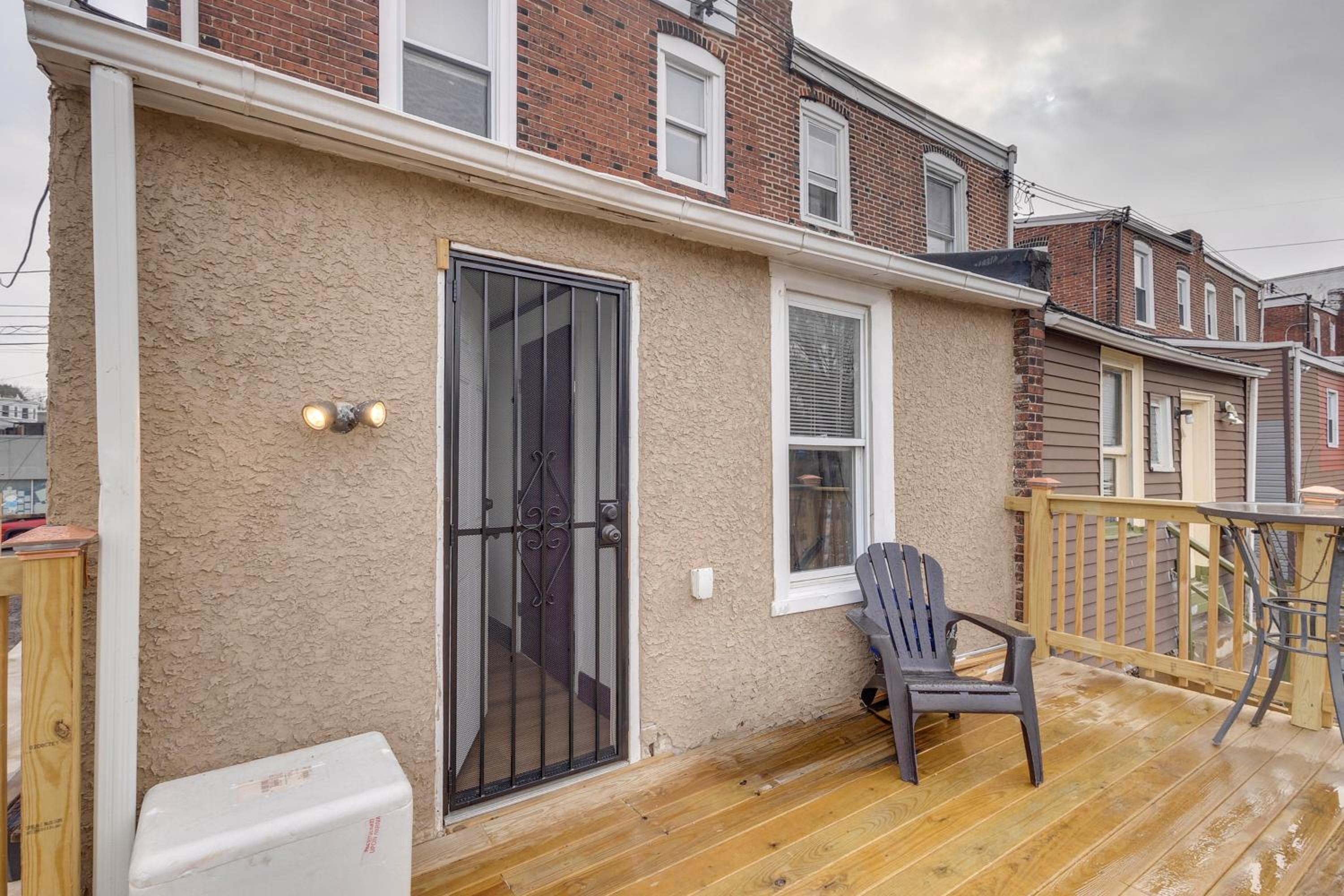 Colorful, Convenient Apt 7 Mi to Lincoln Financial