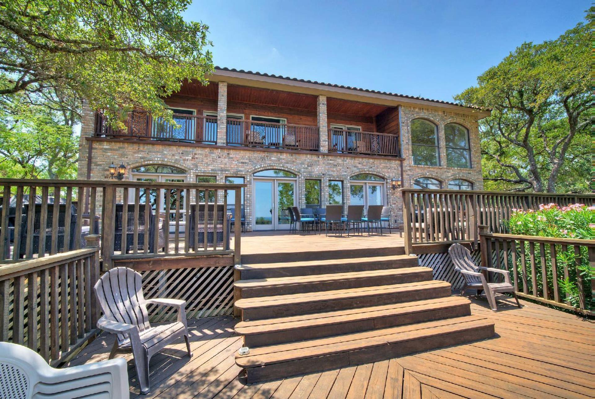 Luxurious Lakefront Estate: Spectacular Views, Expansive Grounds and Private Jetty