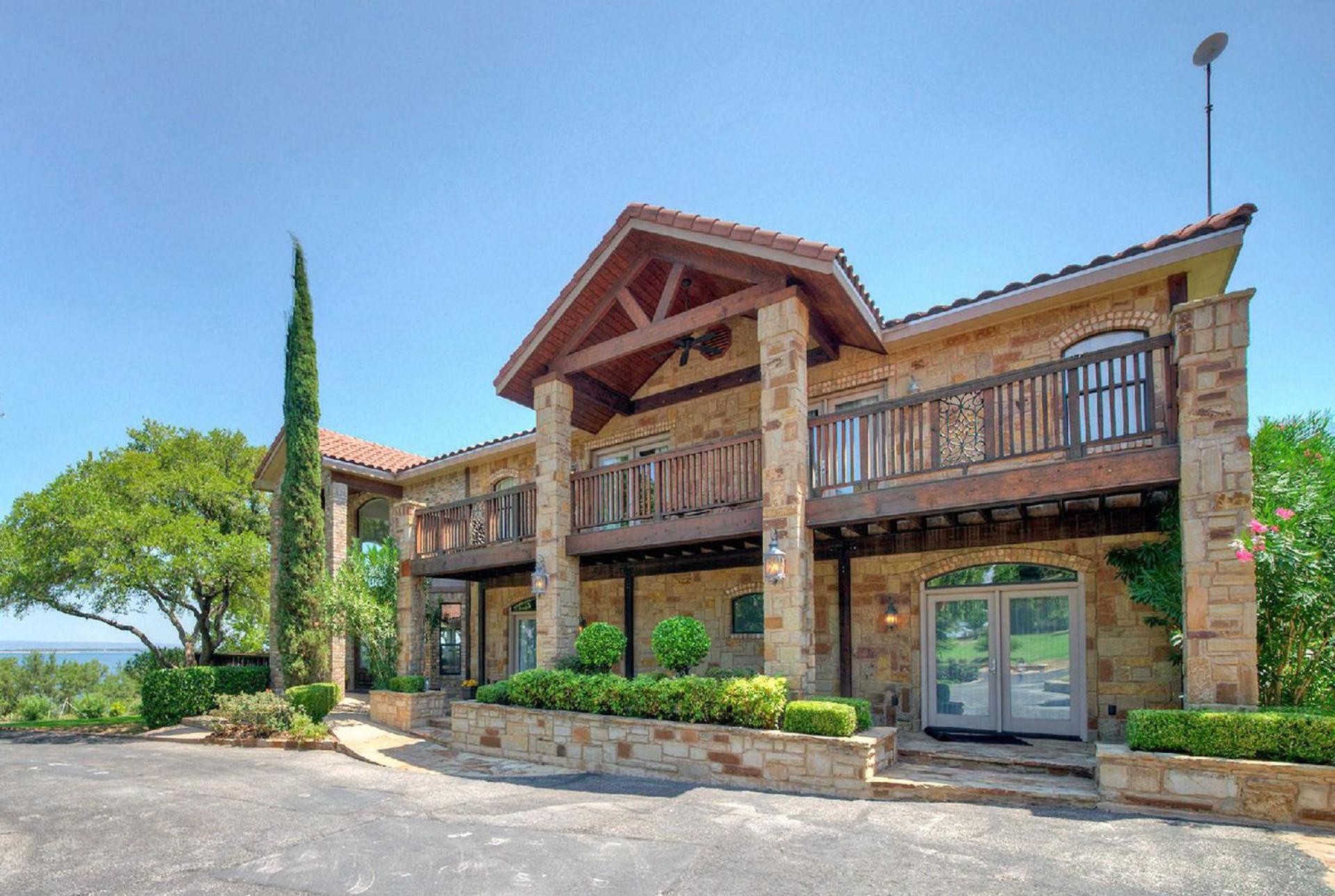 Luxurious Lakefront Estate: Spectacular Views, Expansive Grounds and Private Jetty