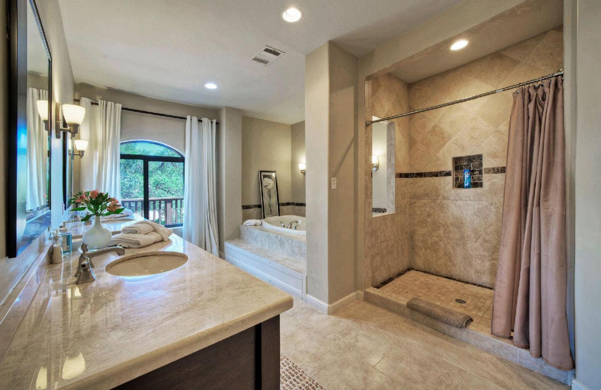 Luxurious Lakefront Estate: Spectacular Views, Expansive Grounds and Private Jetty