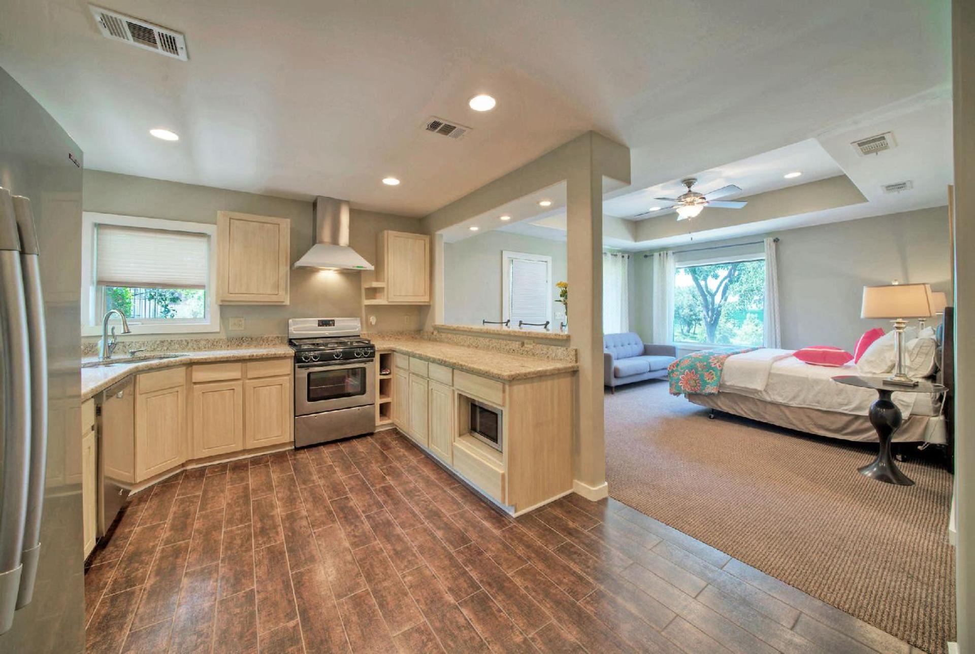 Luxurious Lakefront Estate: Spectacular Views, Expansive Grounds and Private Jetty