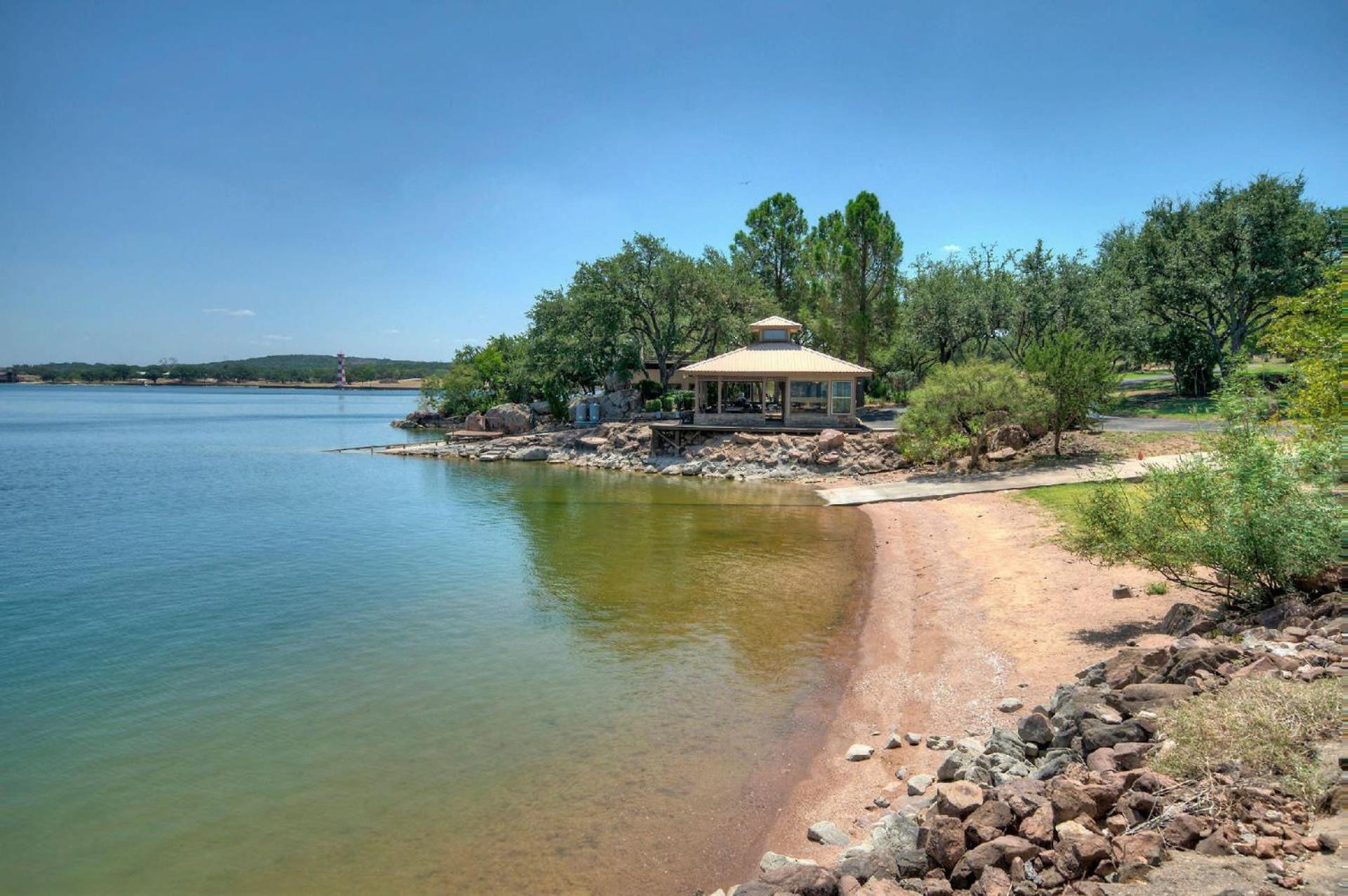Luxurious Lakefront Estate: Spectacular Views, Expansive Grounds and Private Jetty