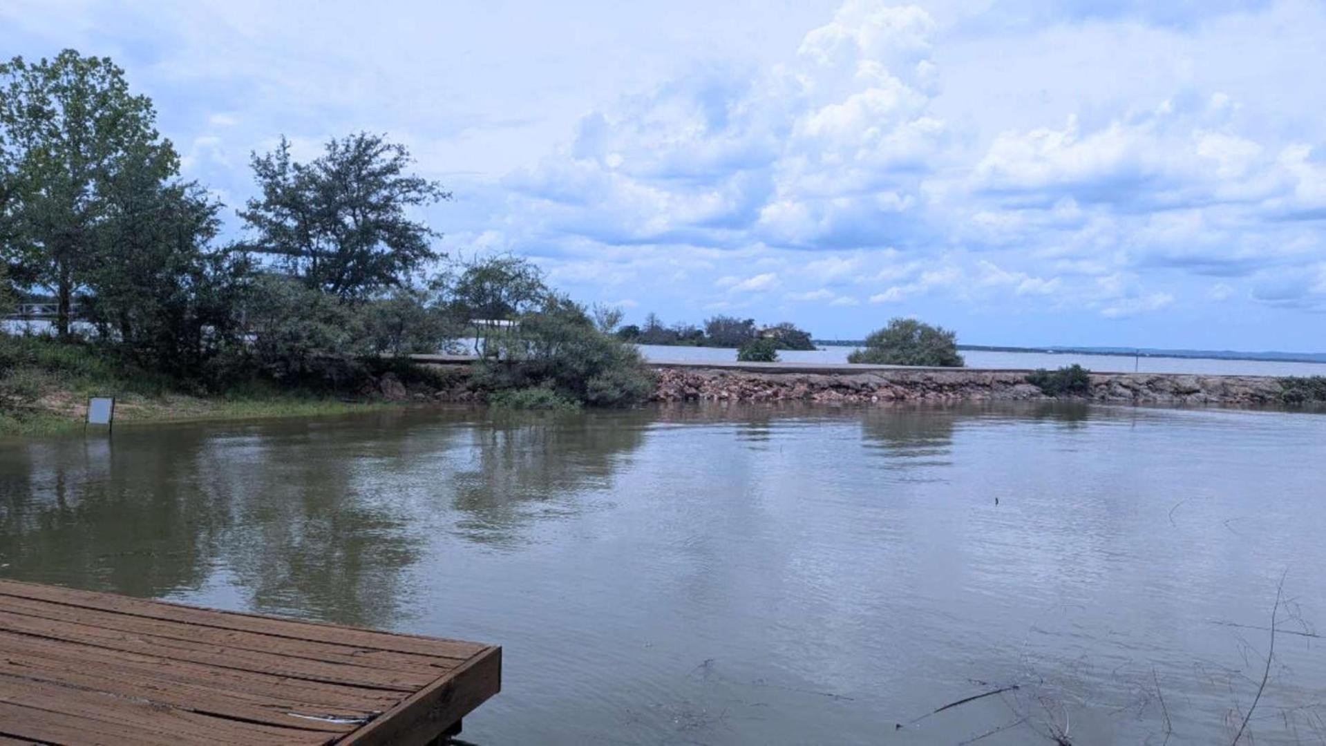 Luxurious Lakefront Estate: Spectacular Views, Expansive Grounds and Private Jetty