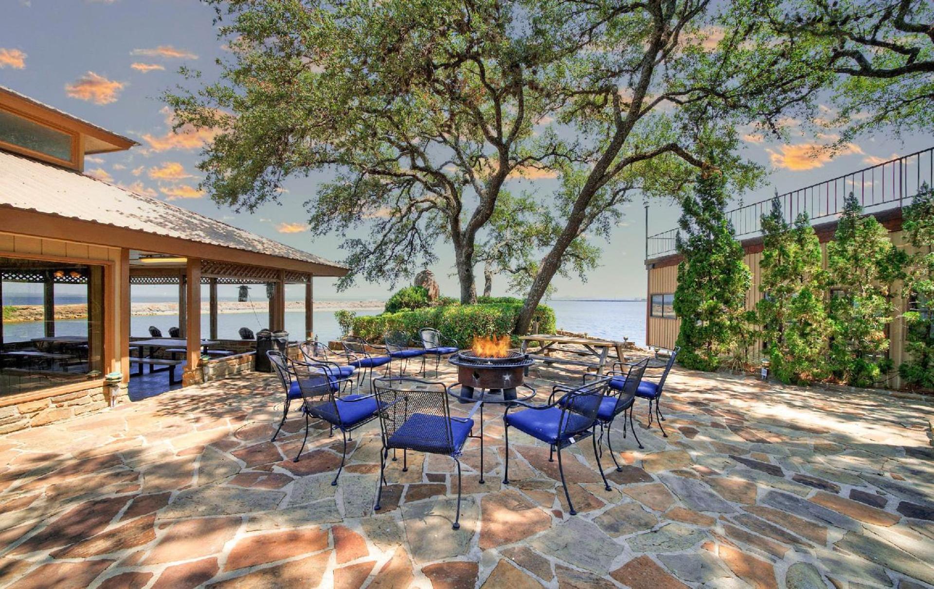Luxurious Lakefront Estate: Spectacular Views, Expansive Grounds and Private Jetty