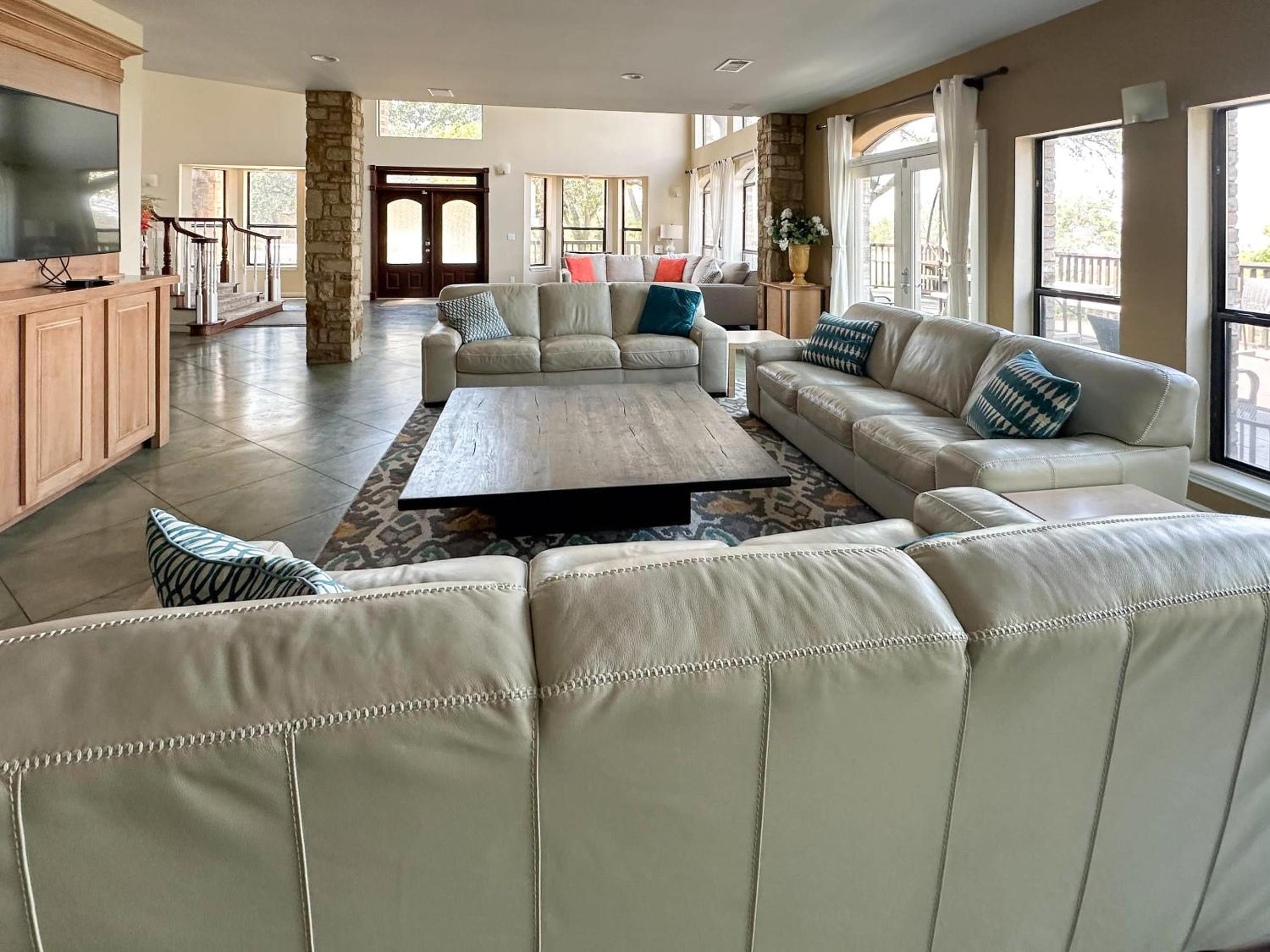 Luxurious Lakefront Estate: Spectacular Views, Expansive Grounds and Private Jetty