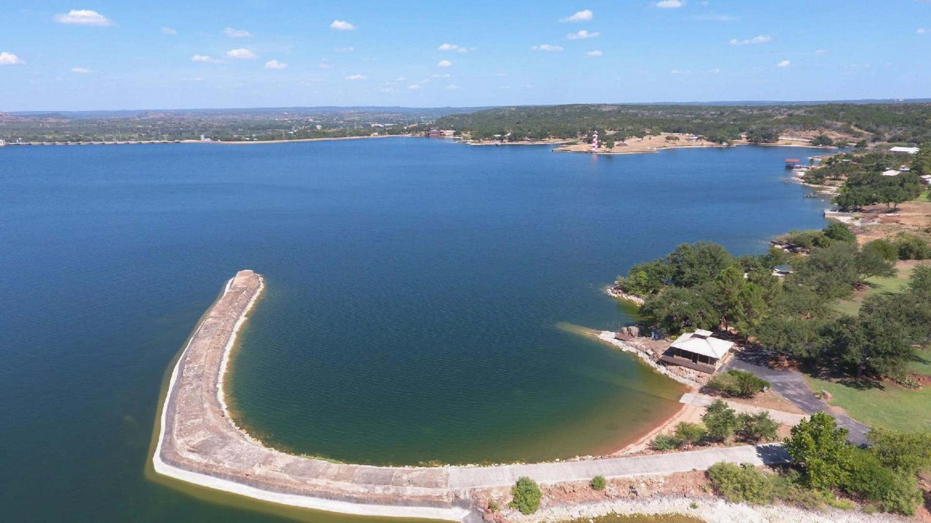 Luxurious Lakefront Estate: Spectacular Views, Expansive Grounds and Private Jetty