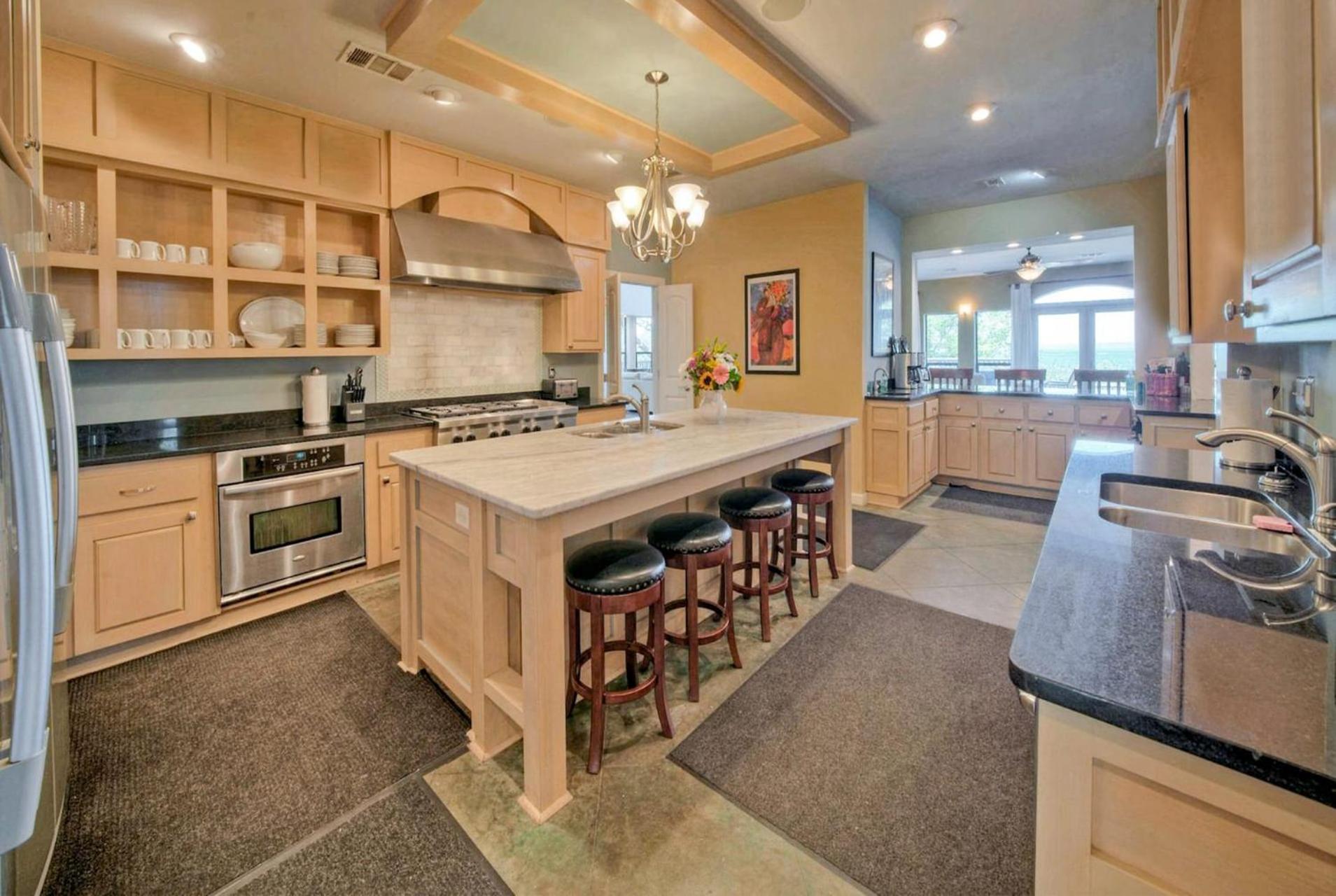 Luxurious Lakefront Estate: Spectacular Views, Expansive Grounds and Private Jetty