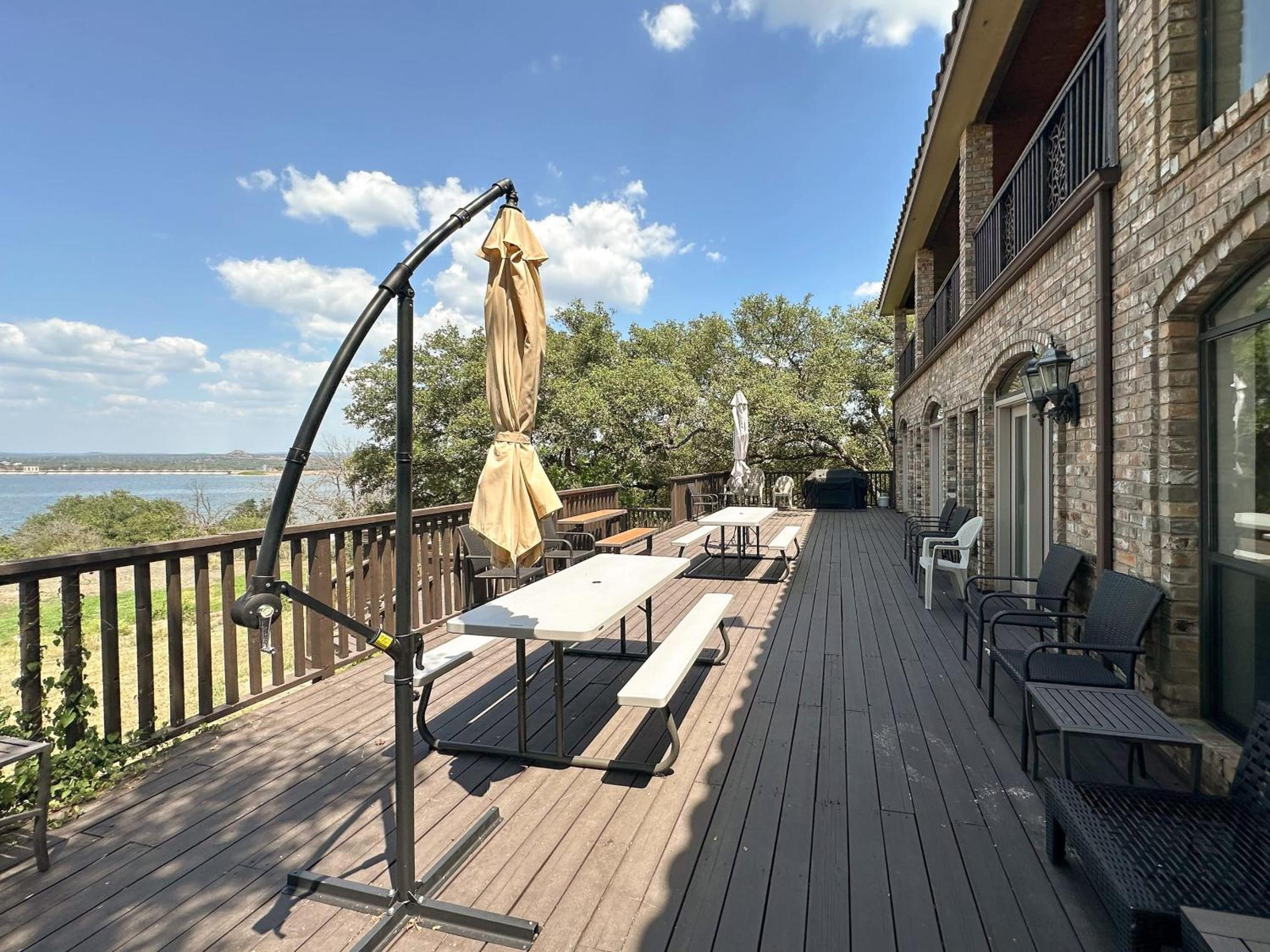 Luxurious Lakefront Estate: Spectacular Views, Expansive Grounds and Private Jetty