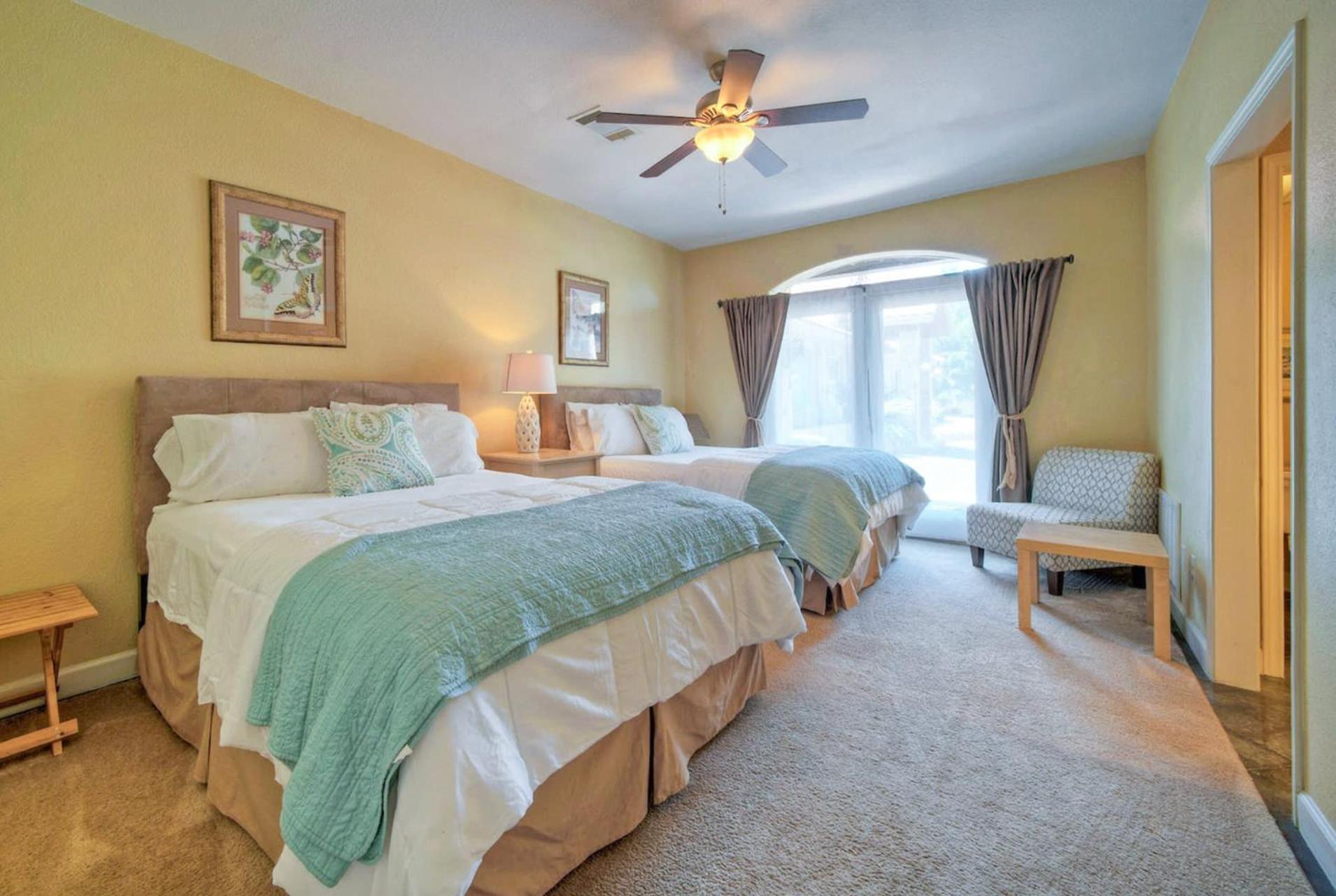 Luxurious Lakefront Estate: Spectacular Views, Expansive Grounds and Private Jetty
