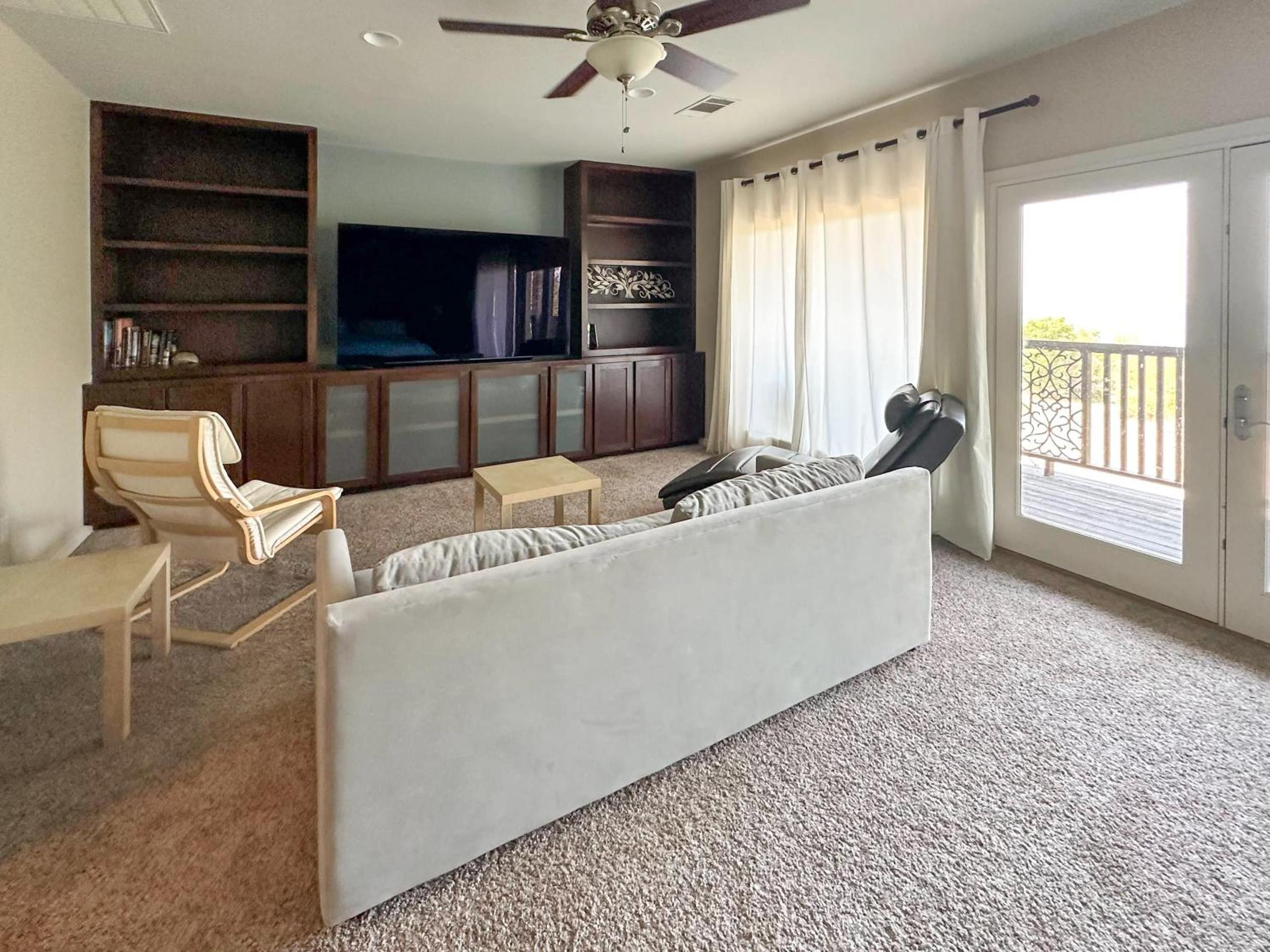 Luxurious Lakefront Estate: Spectacular Views, Expansive Grounds and Private Jetty
