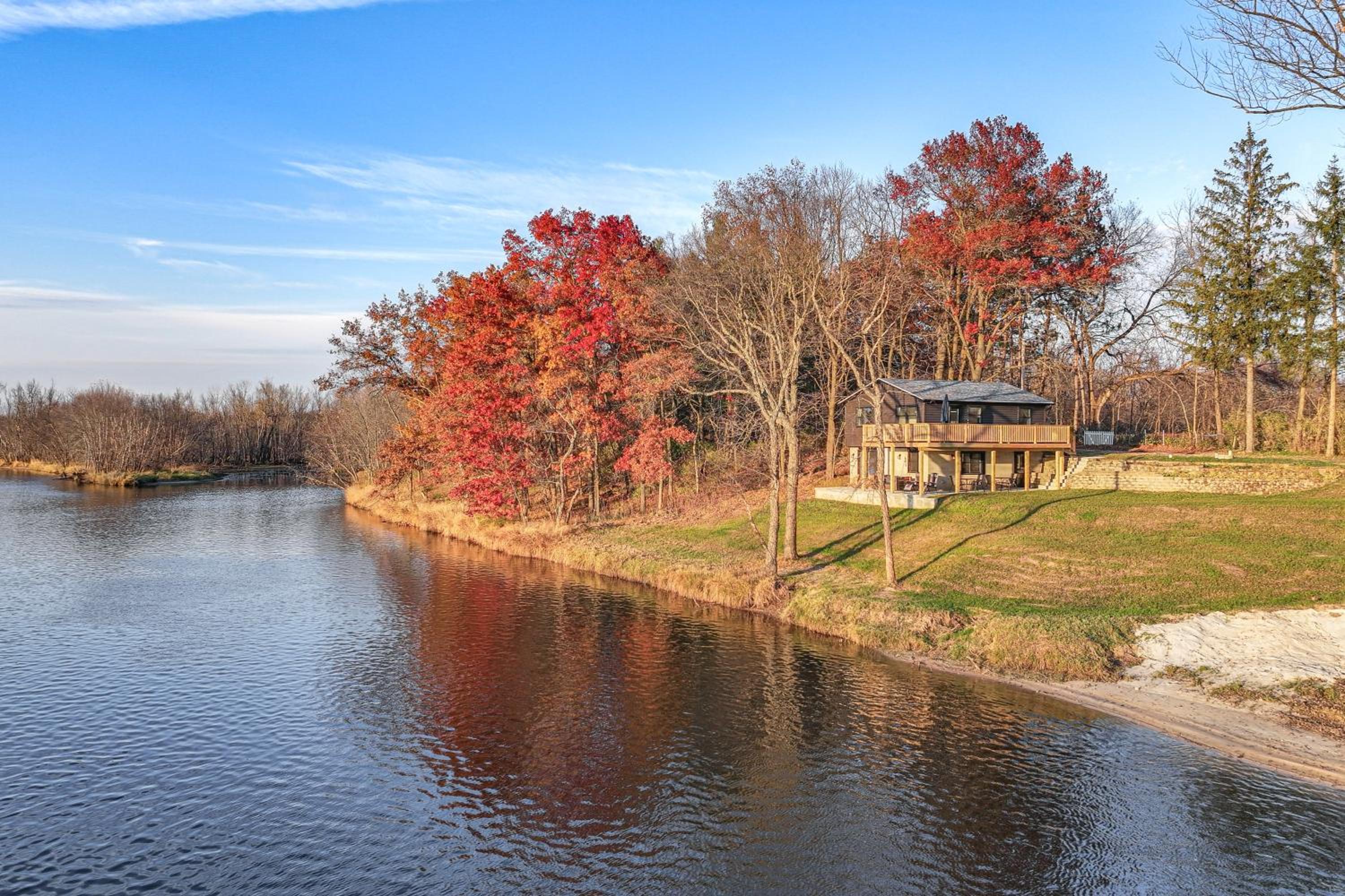 Riverfront Reset! Dells Cabin with Kayaks and Deck